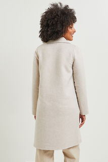 Manteau par-dessus femme