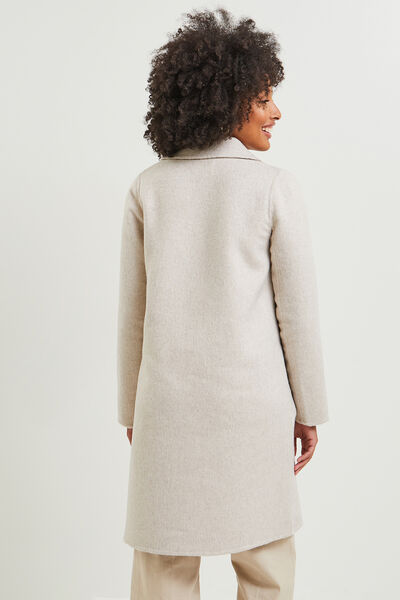 Manteau par-dessus femme