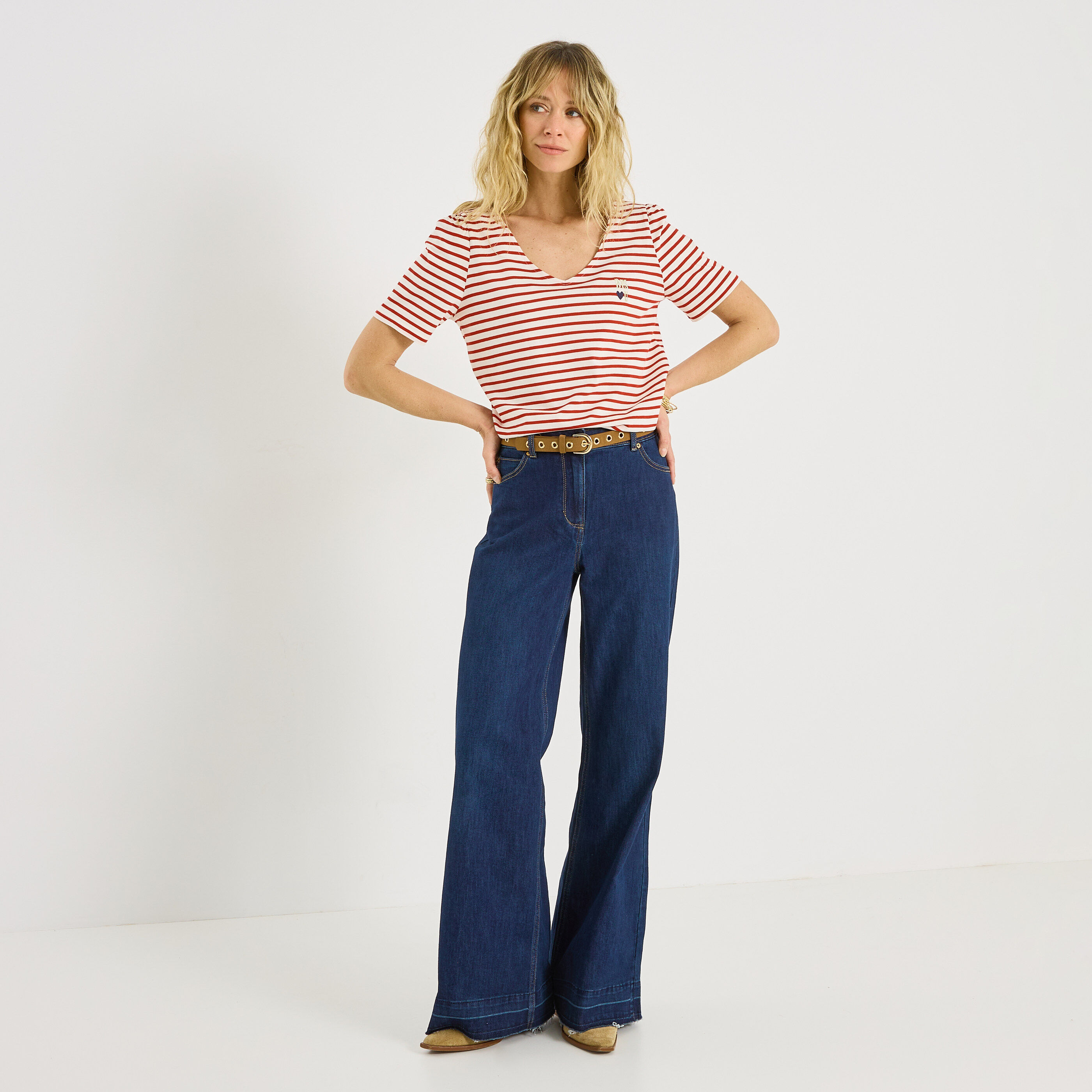 T-shirt ray&eacute; col V avec broderie femme