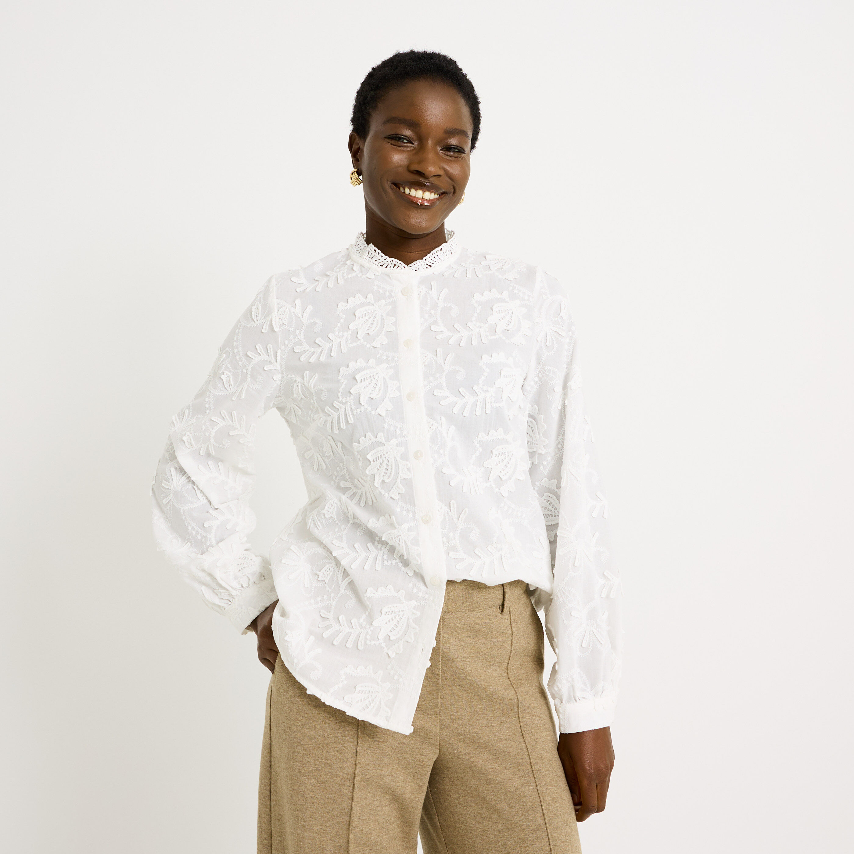 Chemise brod&eacute;e &agrave; col montant femme