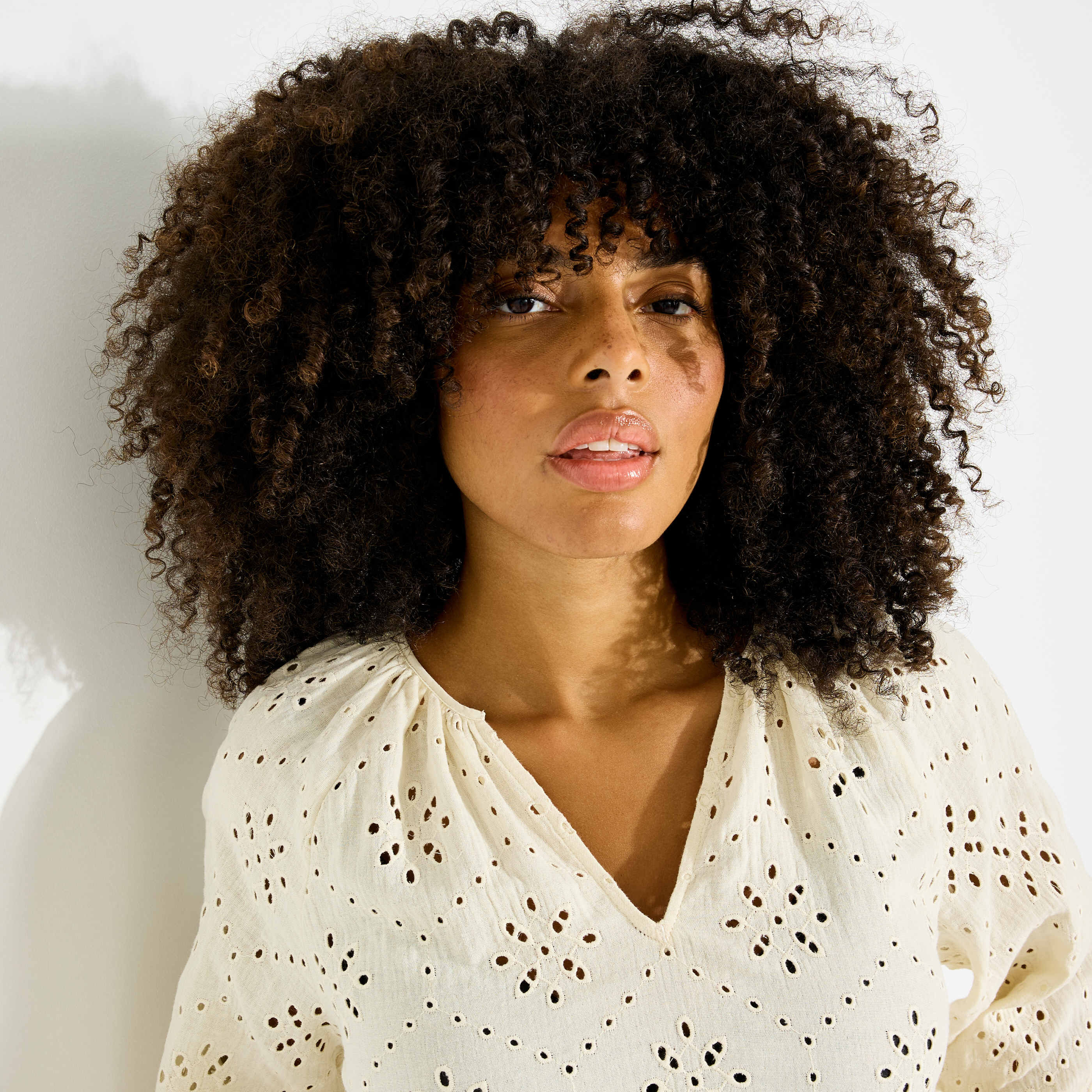 Blouse boh&egrave;me ajour&eacute;e &agrave; col V femme