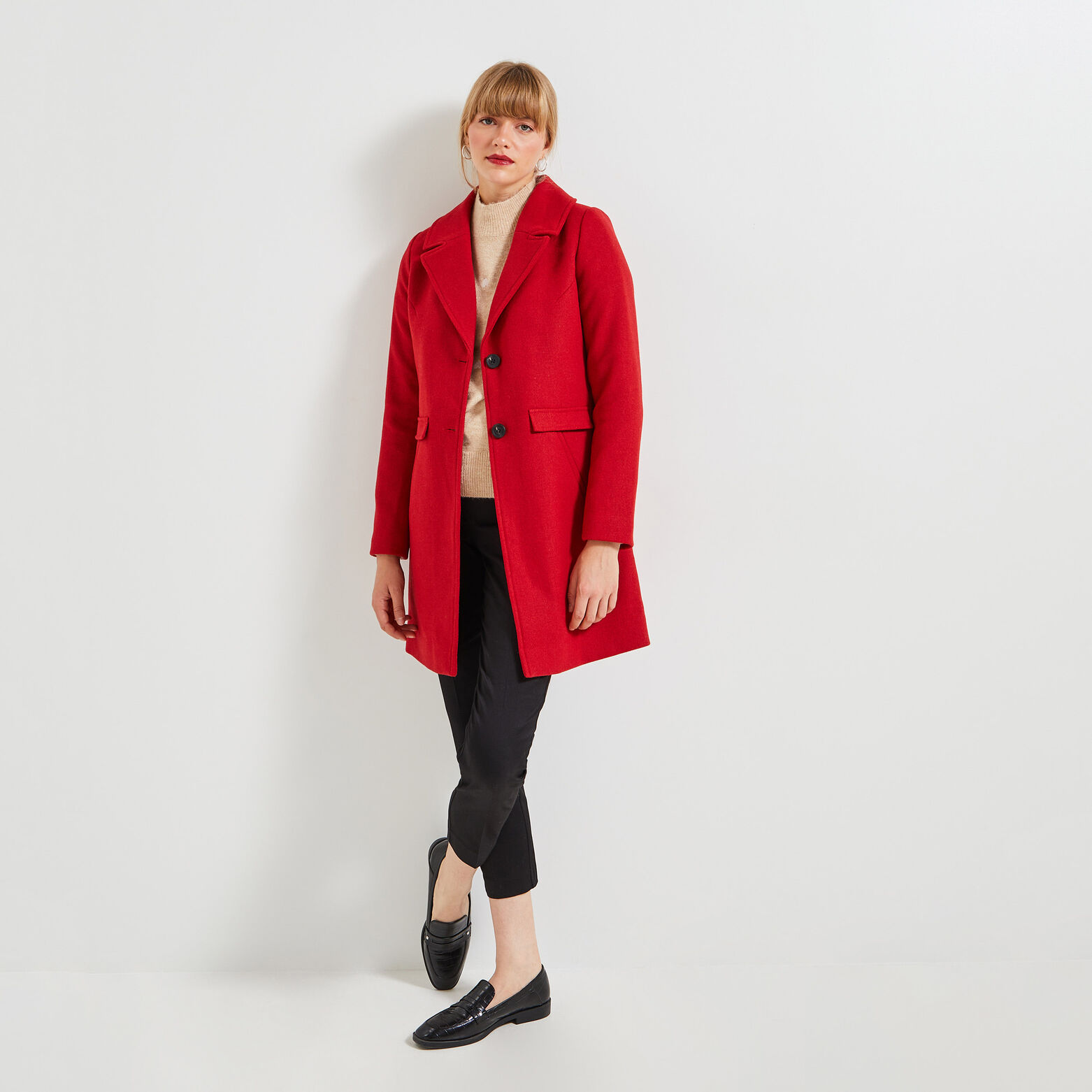 Manteau par-dessus femme
