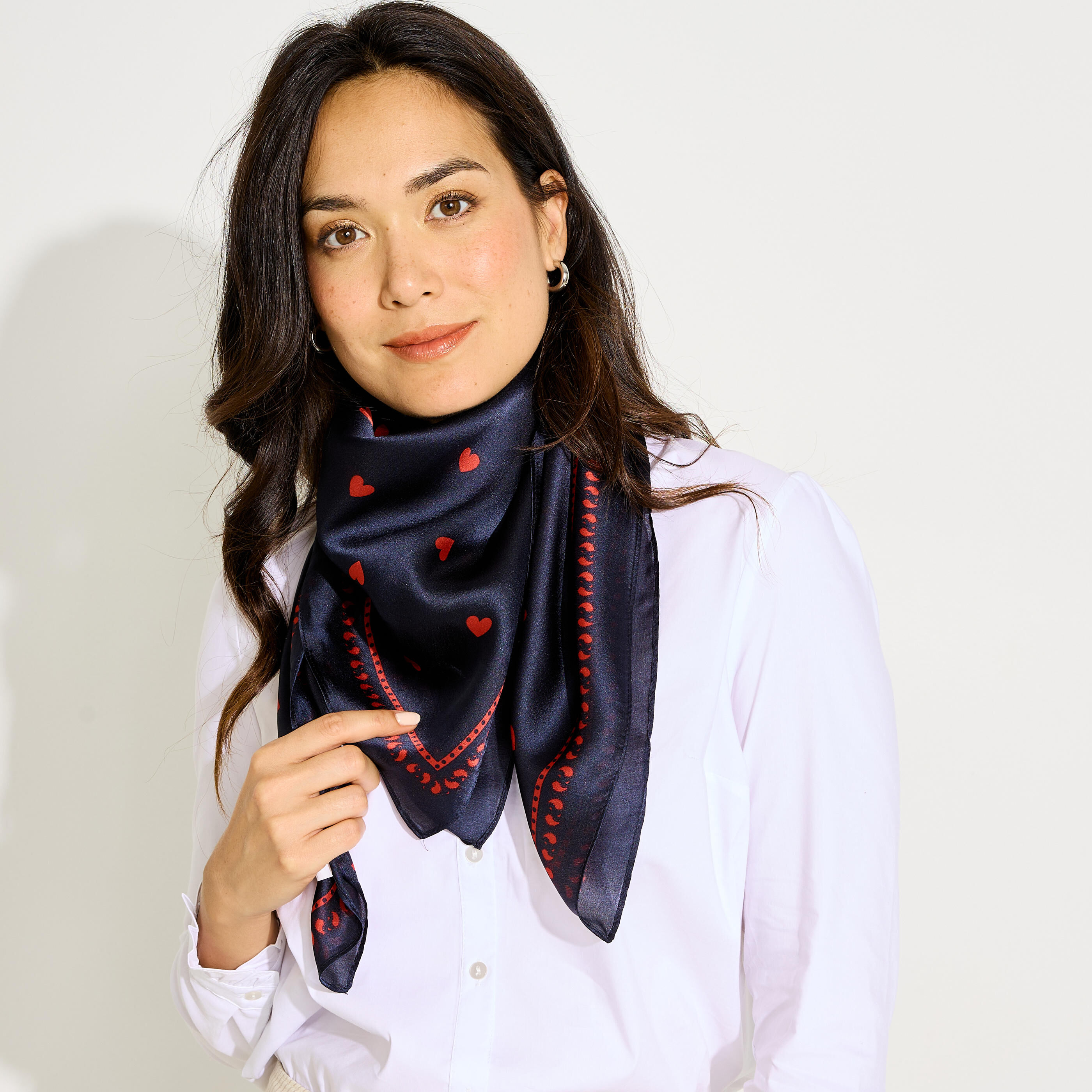 Foulard carr&eacute; satin motif c&oelig;urs femme