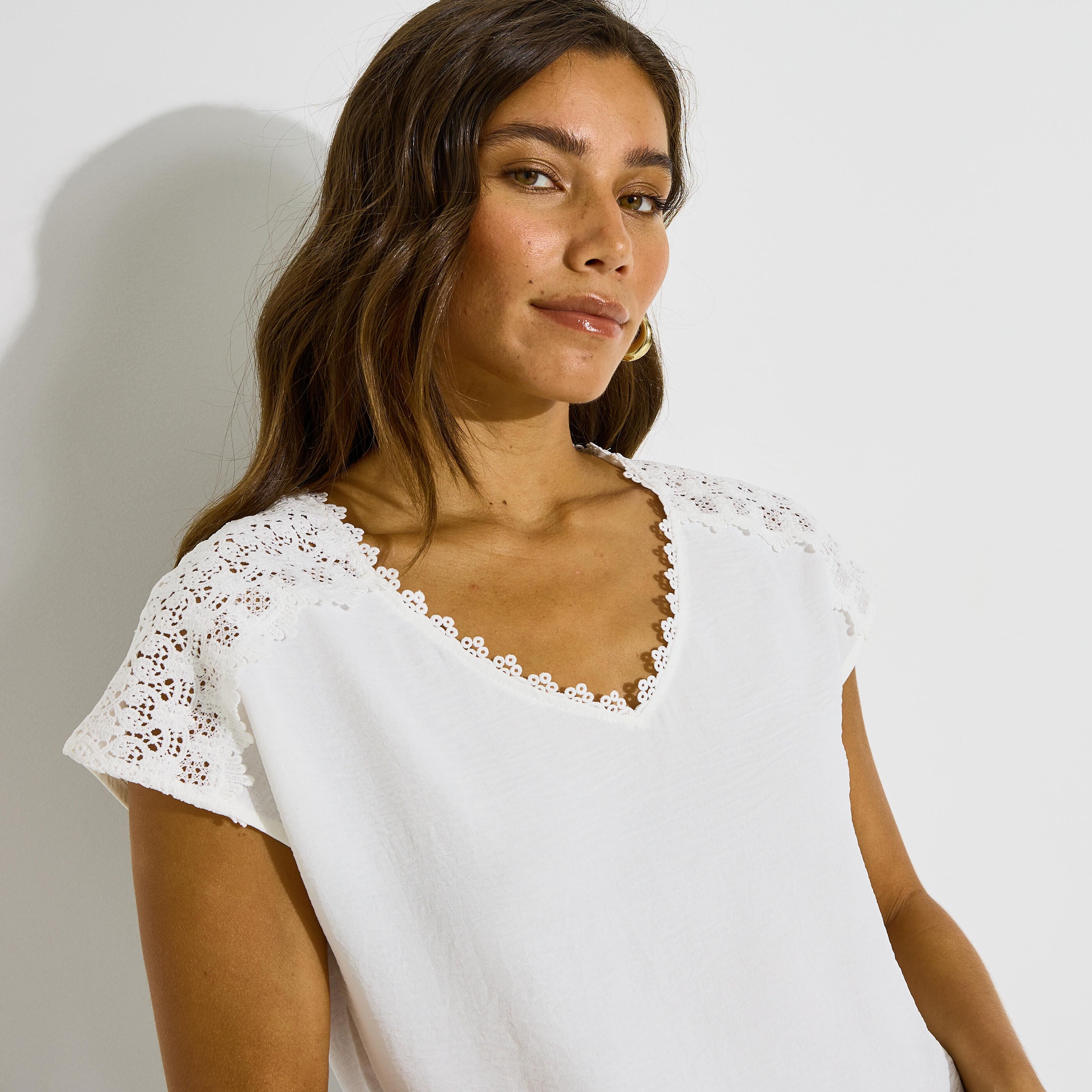 Blouse col V d&eacute;tails ajour&eacute;s femme