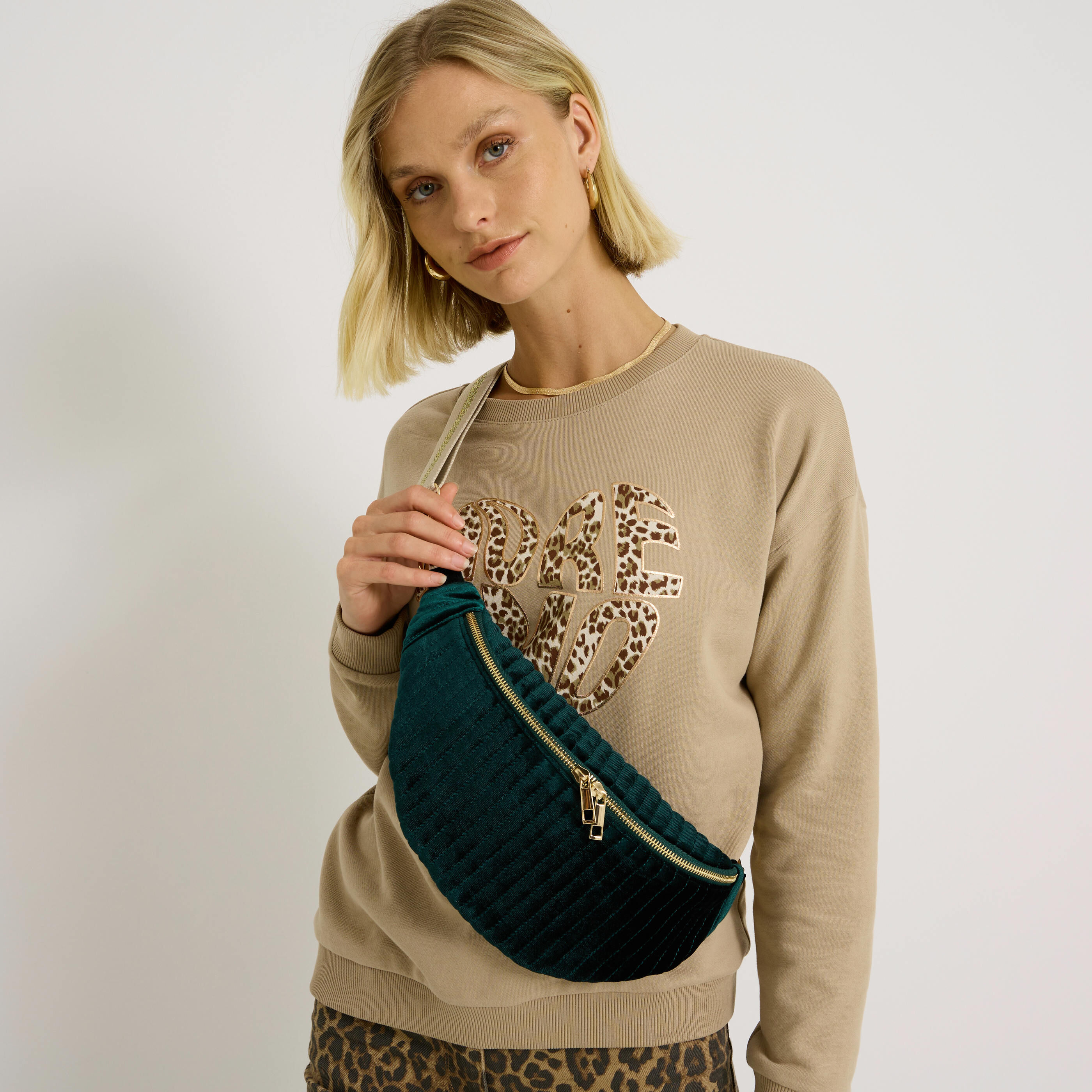 Sac banane en velours matelass&eacute; femme