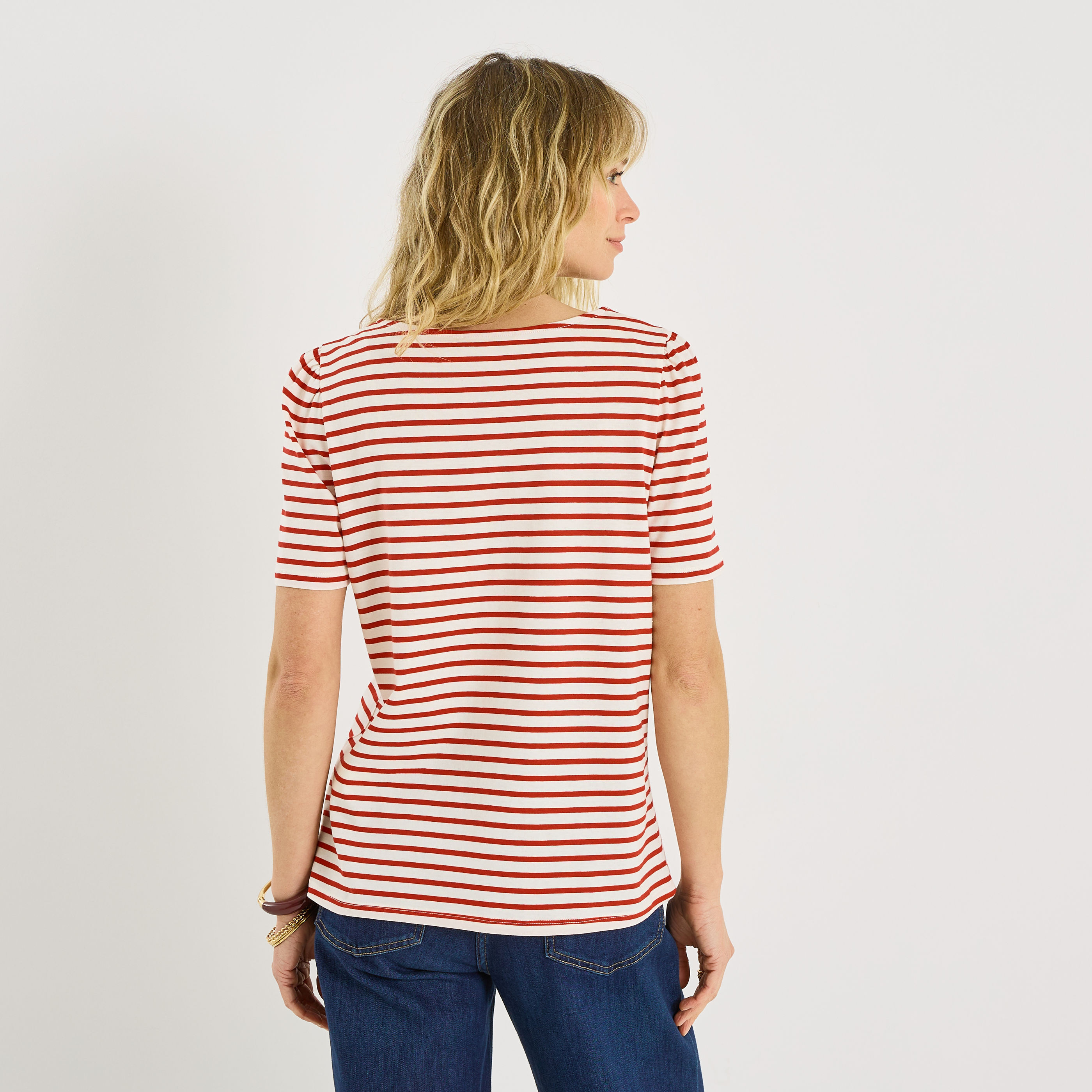 T-shirt ray&eacute; col V avec broderie femme