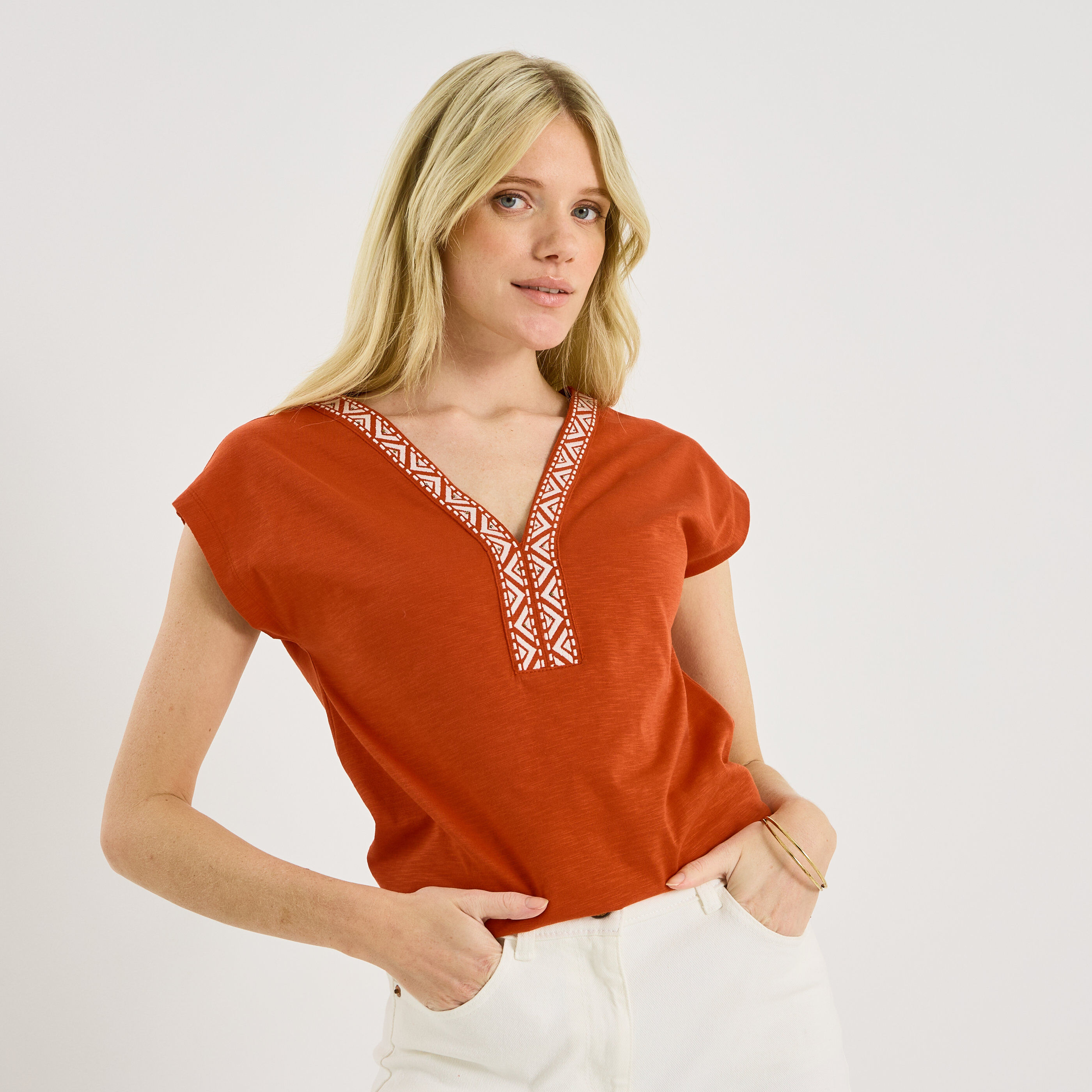 T-shirt col V broderie g&eacute;om&eacute;trique femme