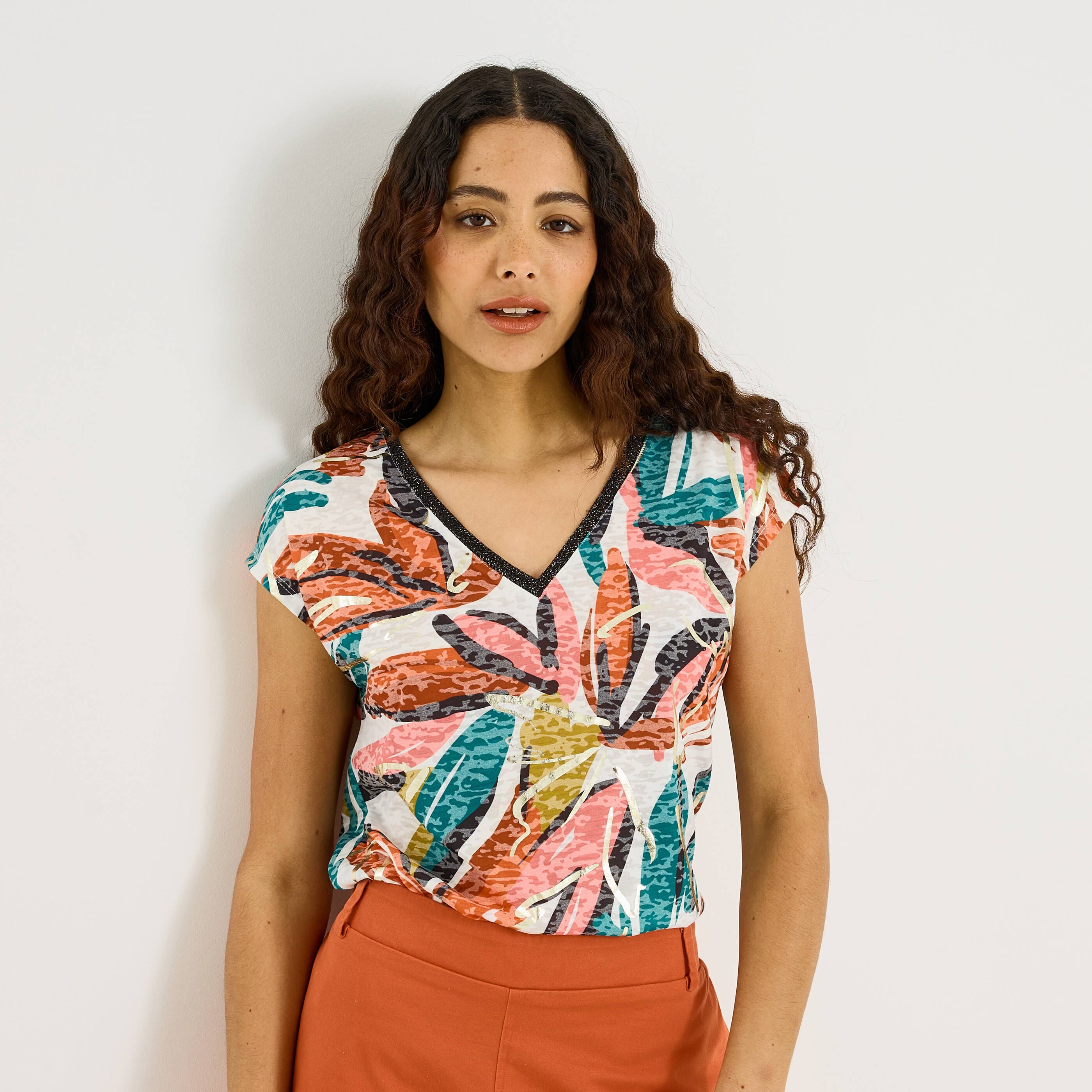 T-shirt col V imprim&eacute; feuillage femme