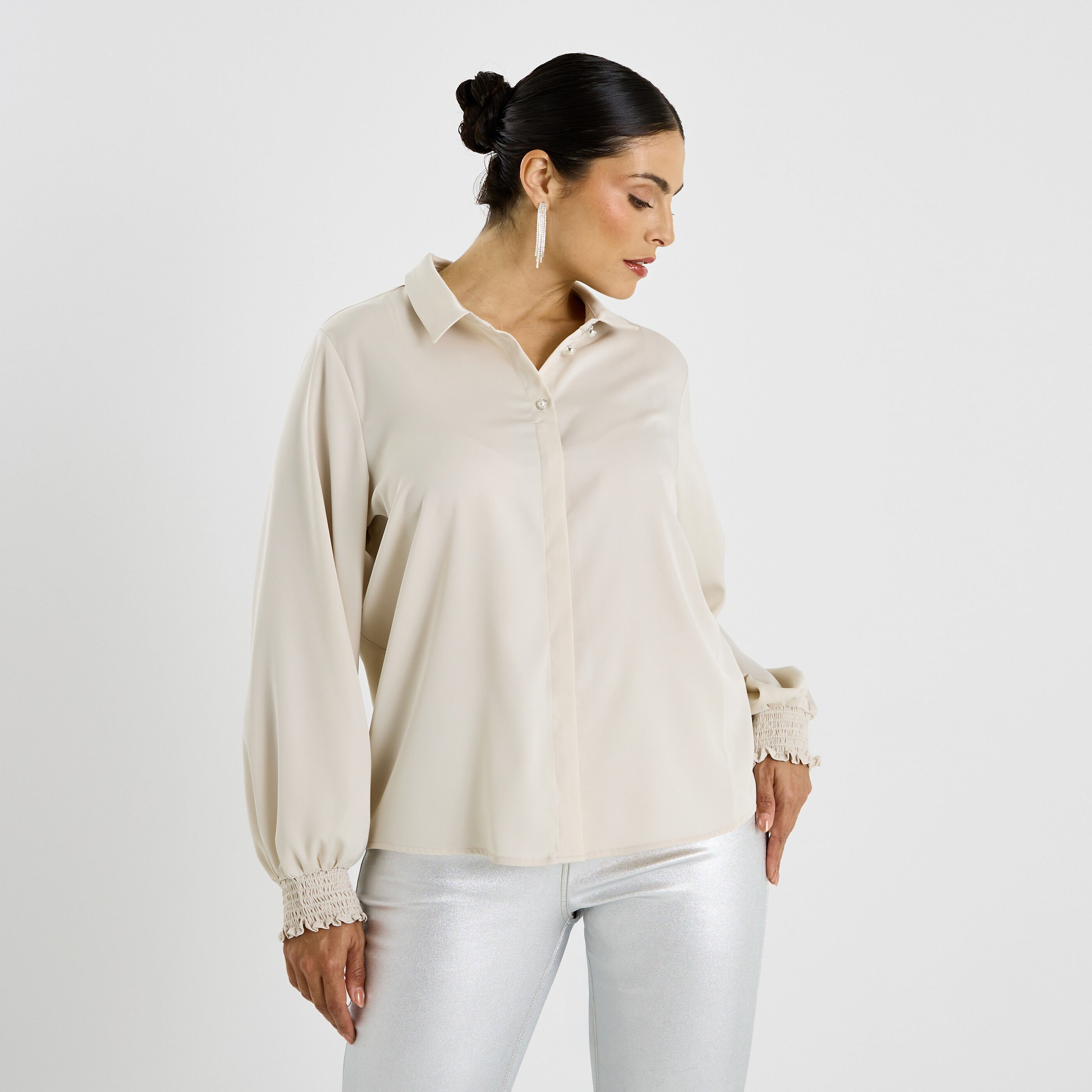 Chemise satin&eacute;e et boutons bijoux femme