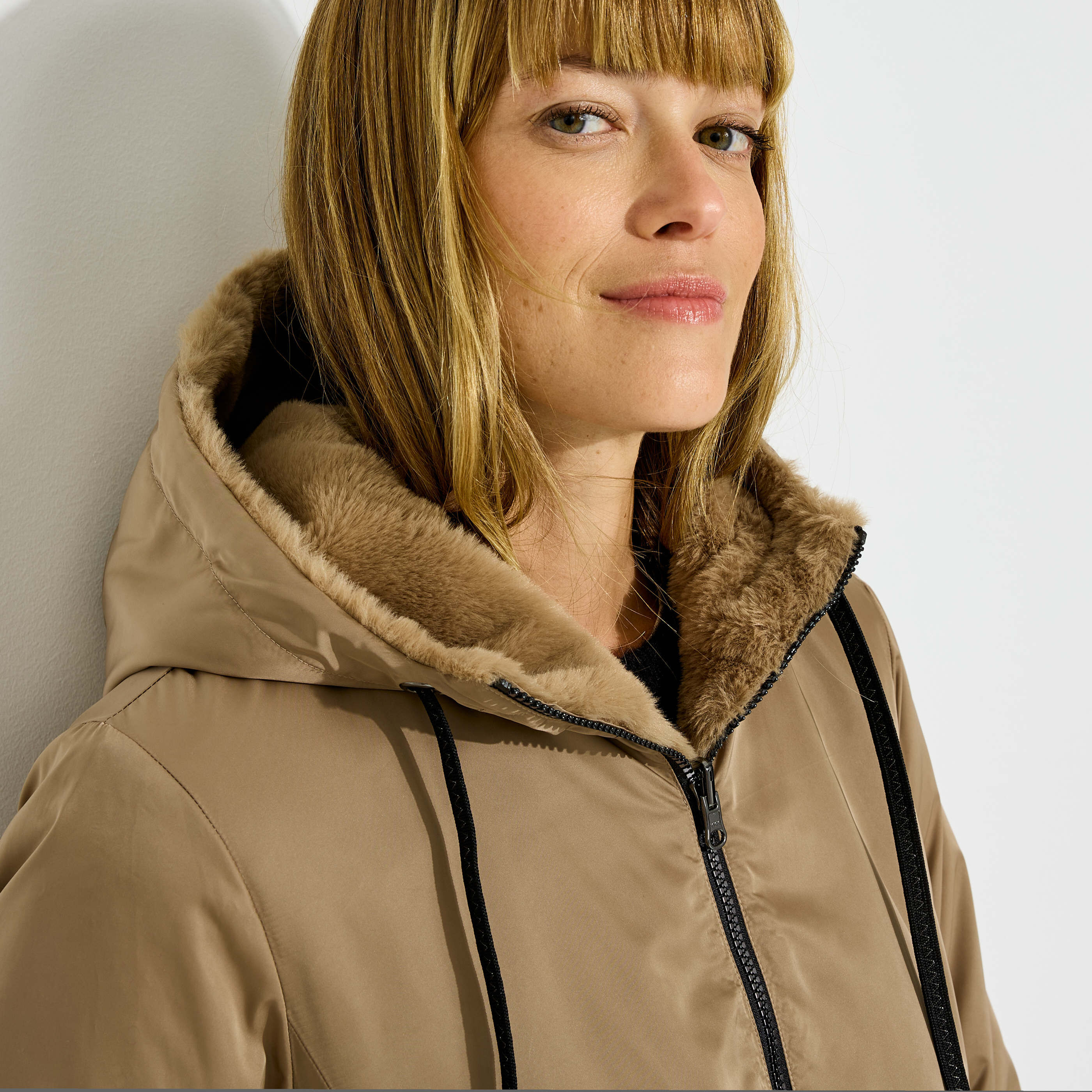 Manteau chaud r&eacute;versible &agrave; capuche femme
