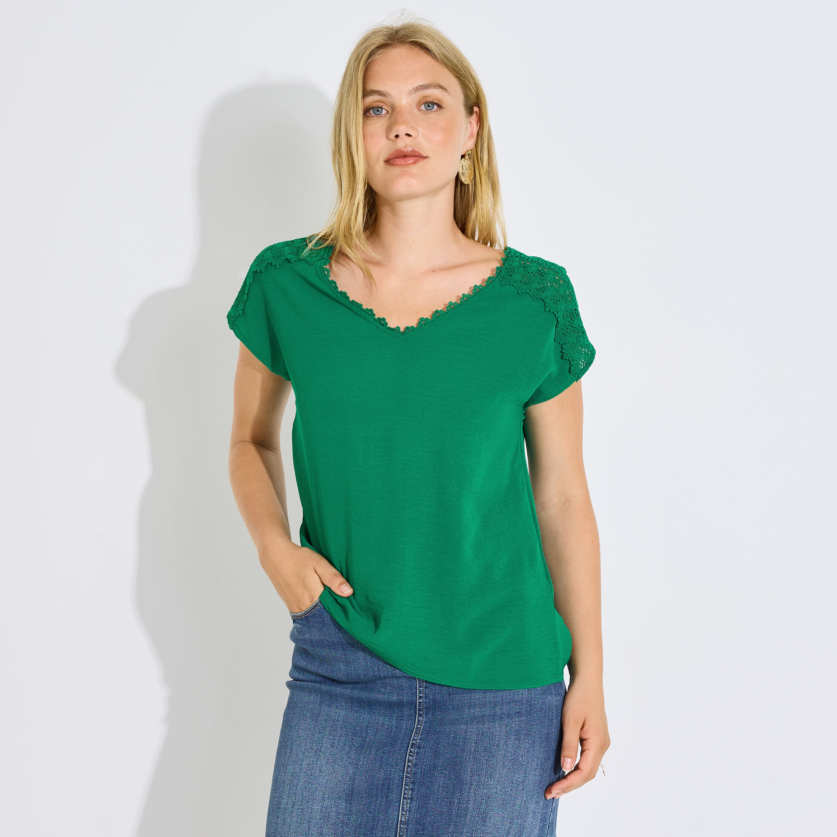 Blouse col V d&eacute;tails ajour&eacute;s femme