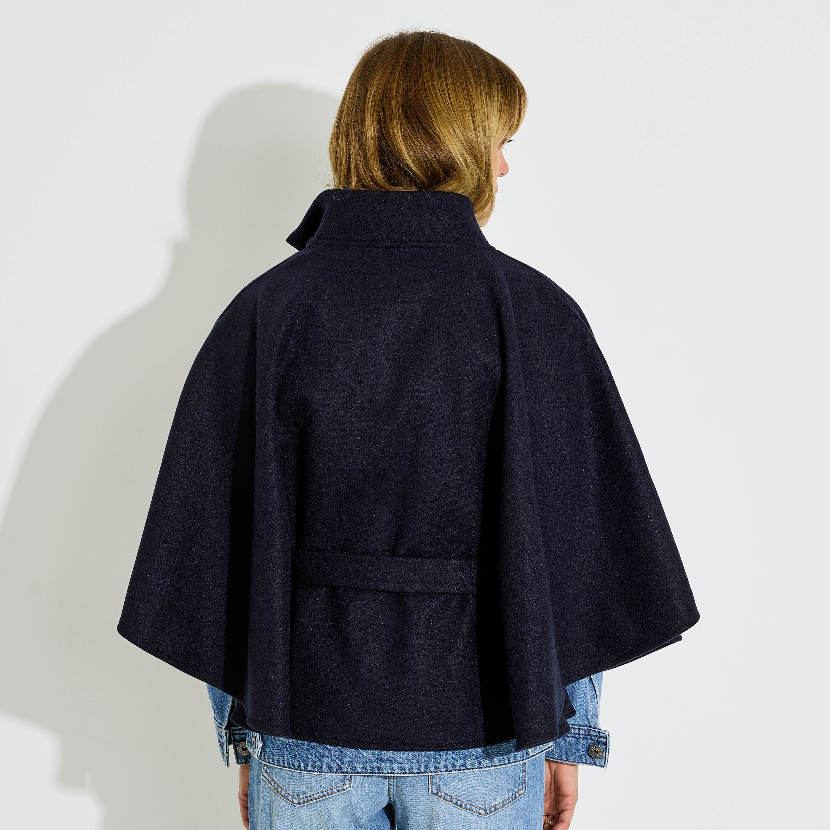 Poncho court ceintur&eacute; femme