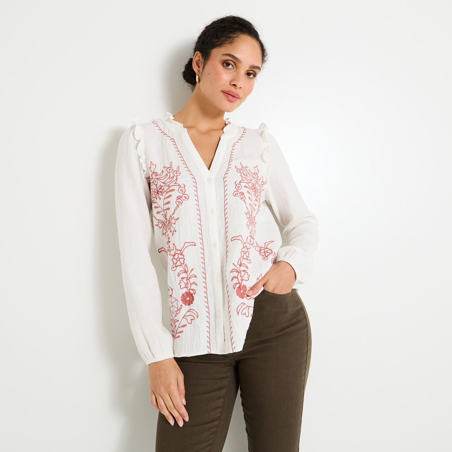 Chemise brodée à col V femme