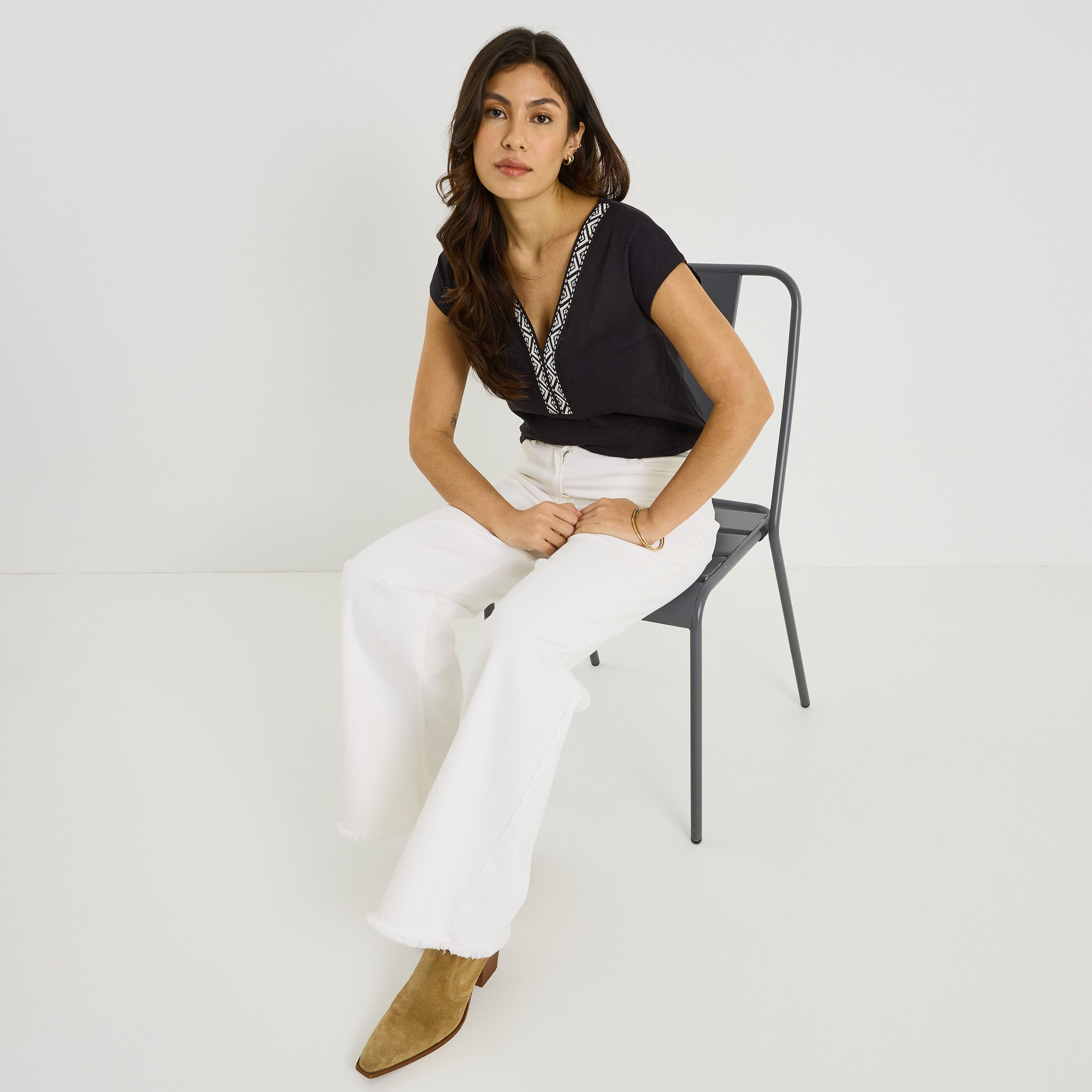 T-shirt col V broderie g&eacute;om&eacute;trique femme