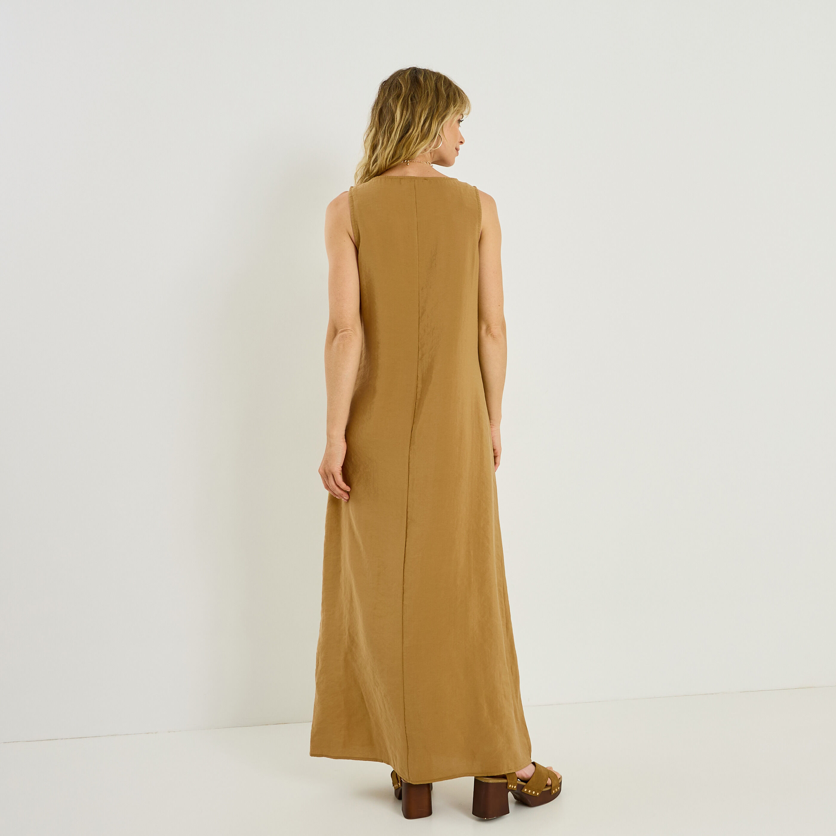 Robe longue droite fluide sans manches