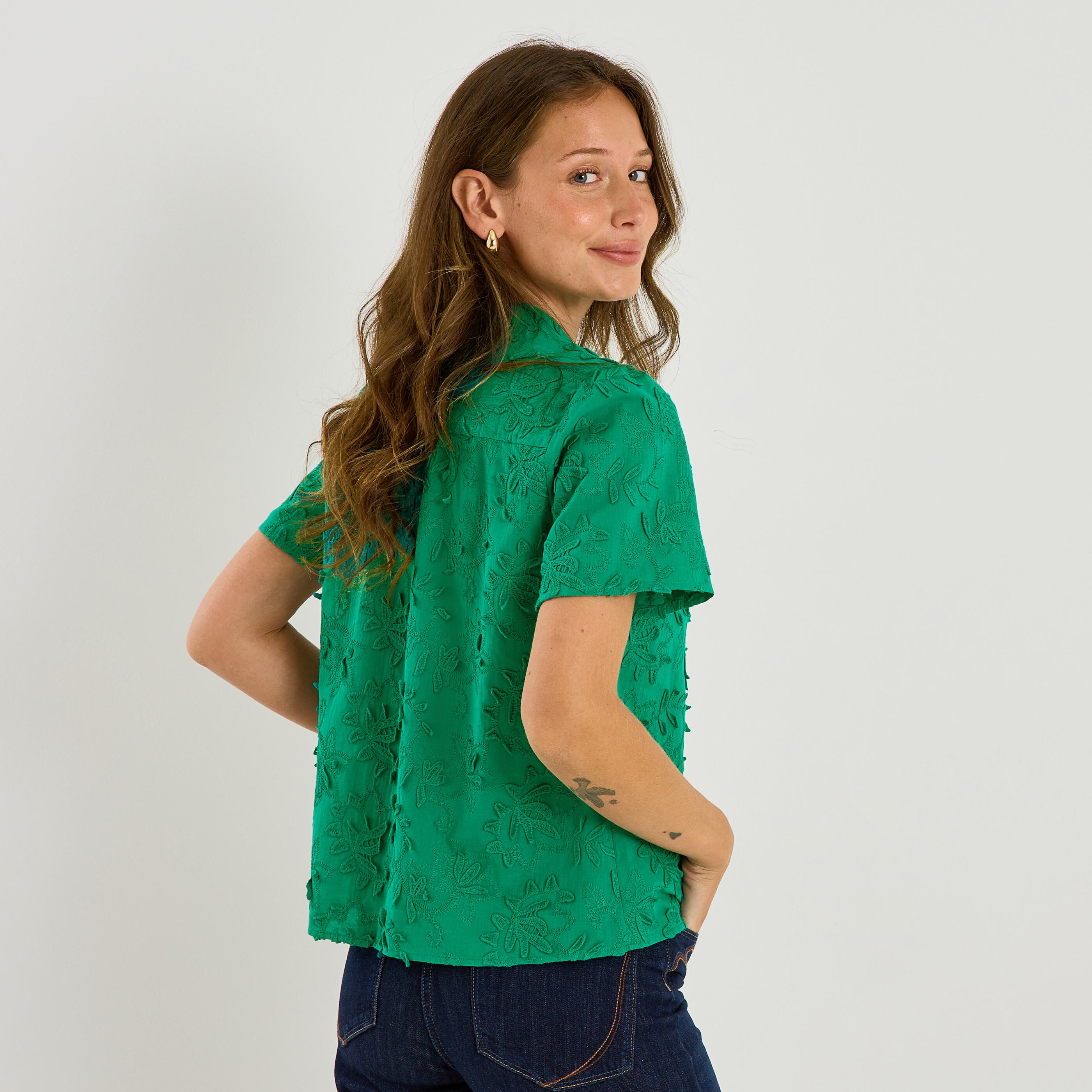 Blouse brod&eacute;e manches courtes femme