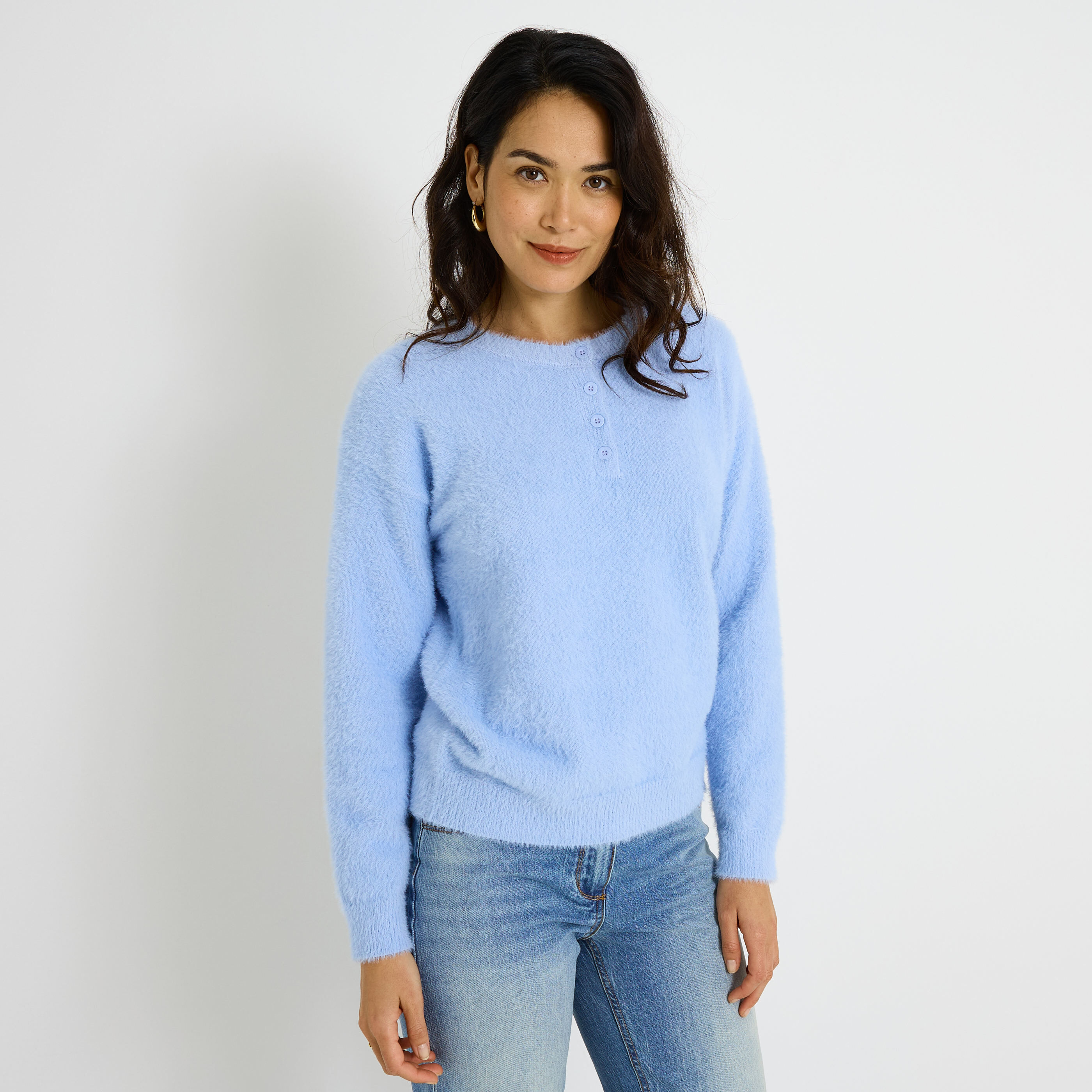 Pull fluffy col boutonn&eacute; femme
