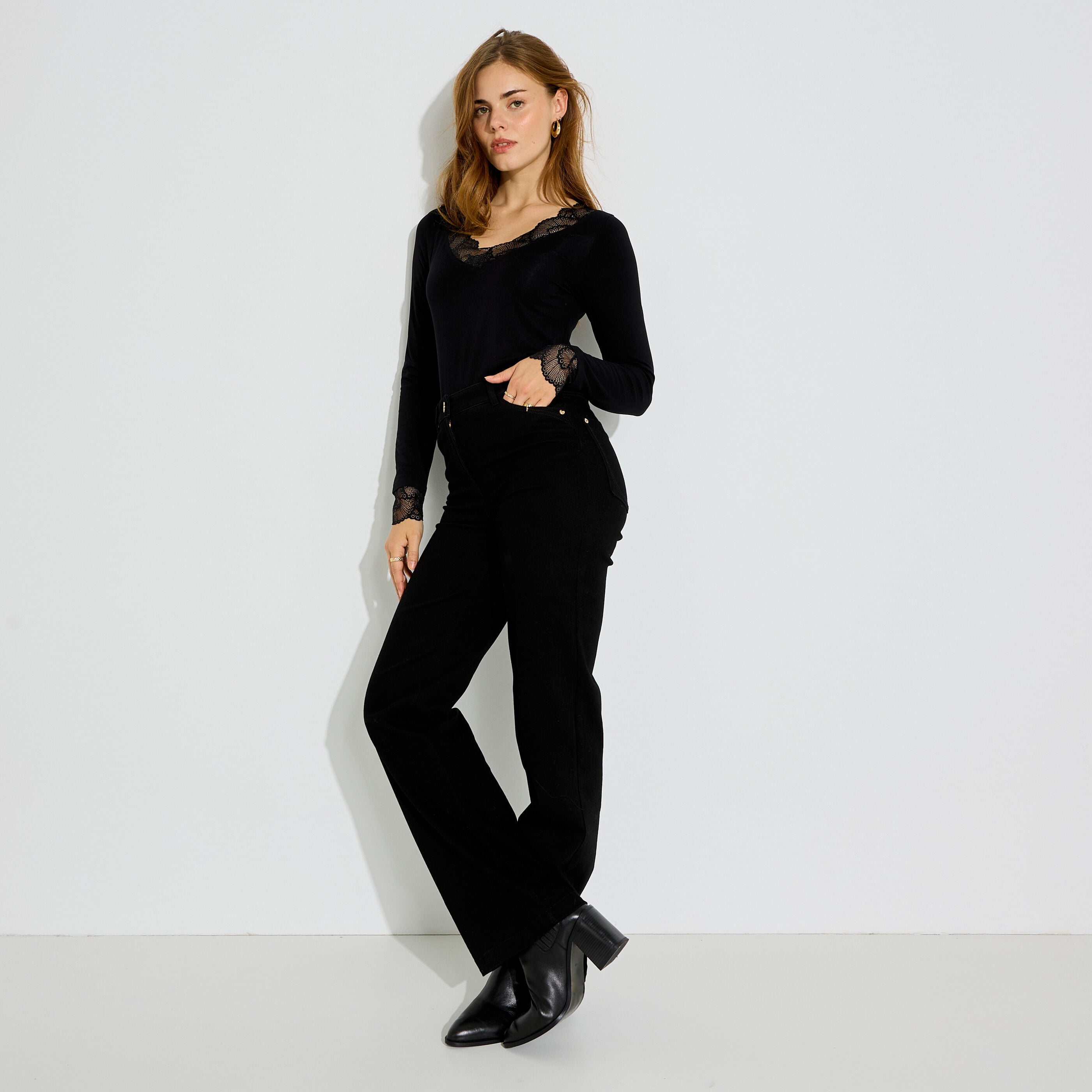 T-shirt col V &agrave; d&eacute;tails ajour&eacute;s femme 