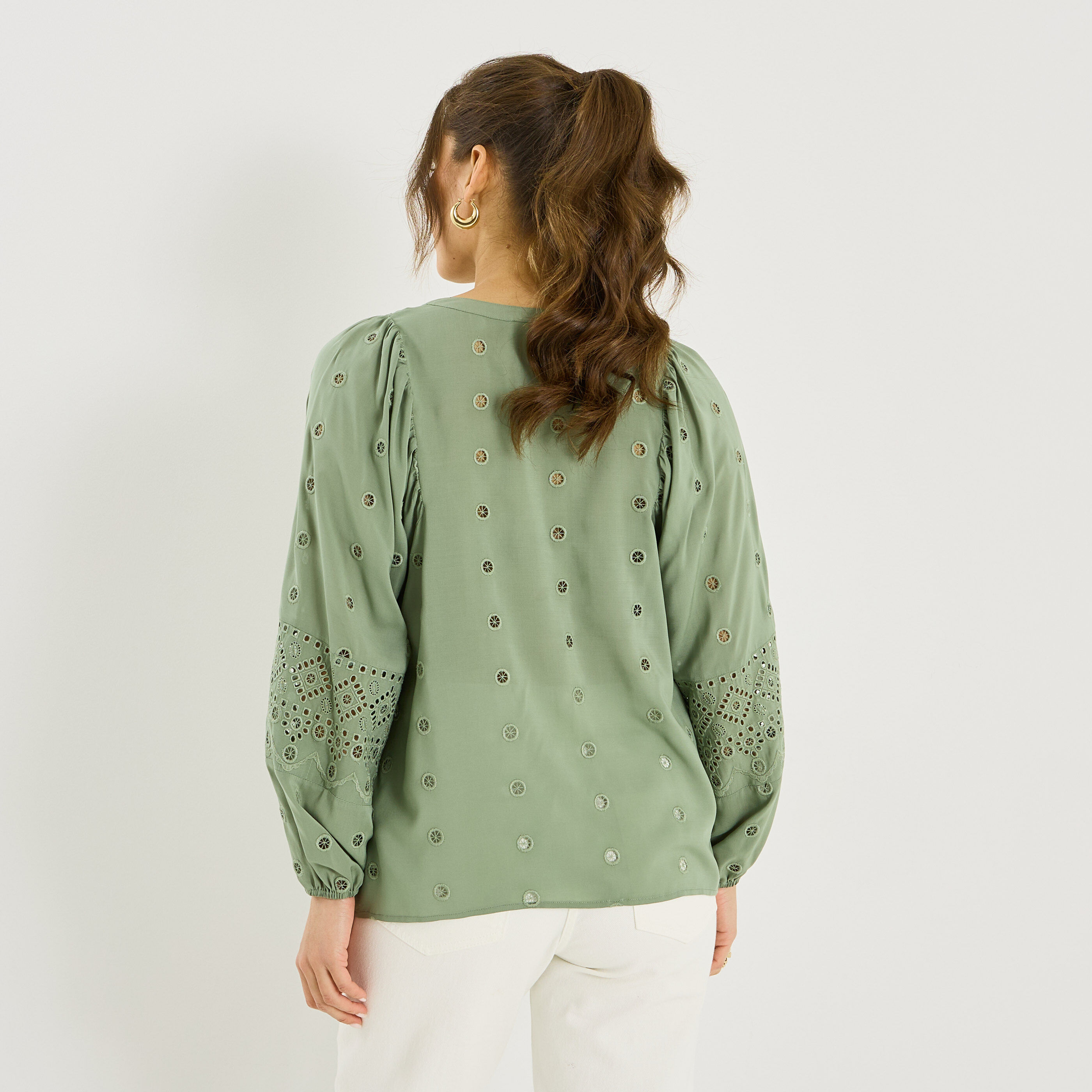 Blouse broderie ajour&eacute;e femme