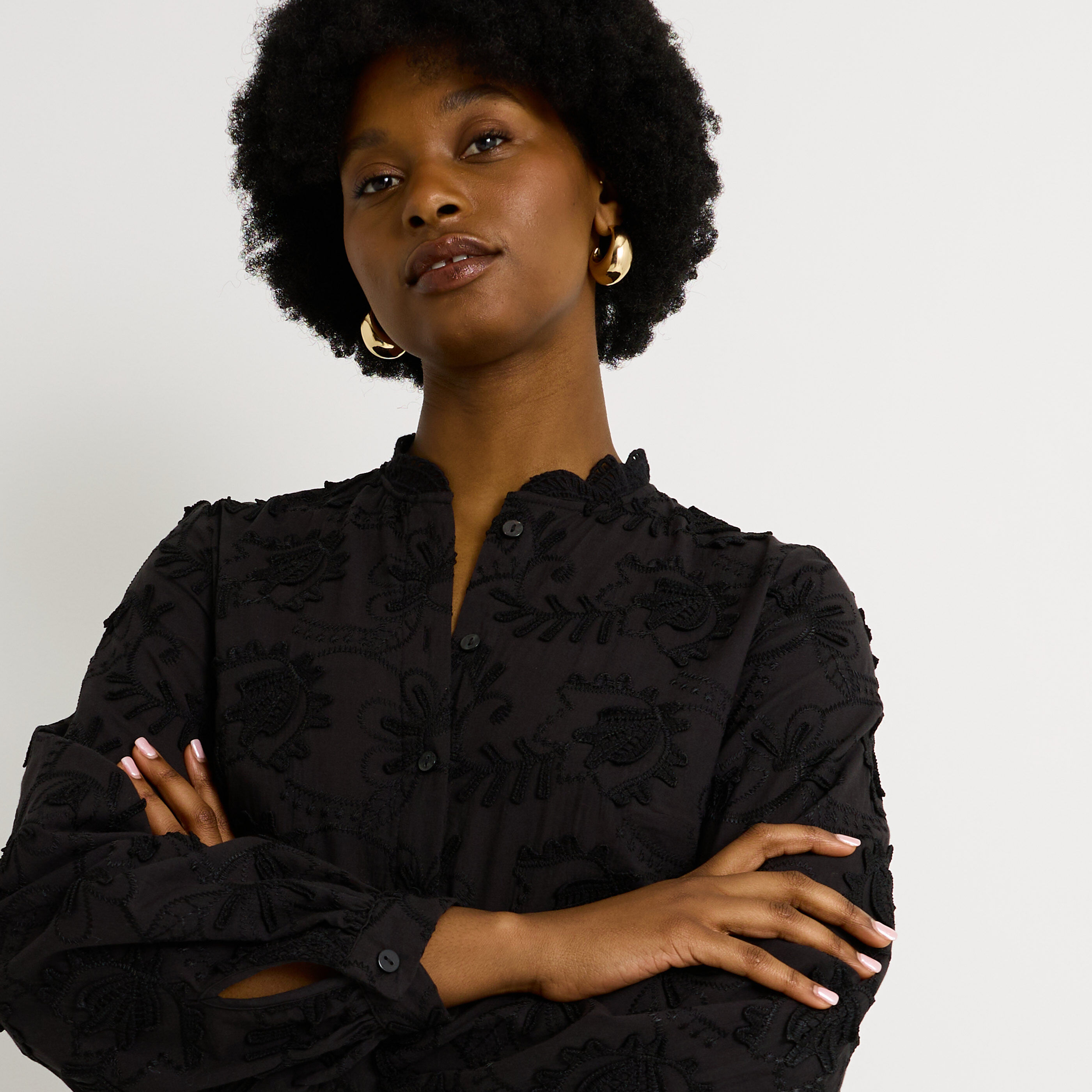 Chemise brod&eacute;e &agrave; col montant femme