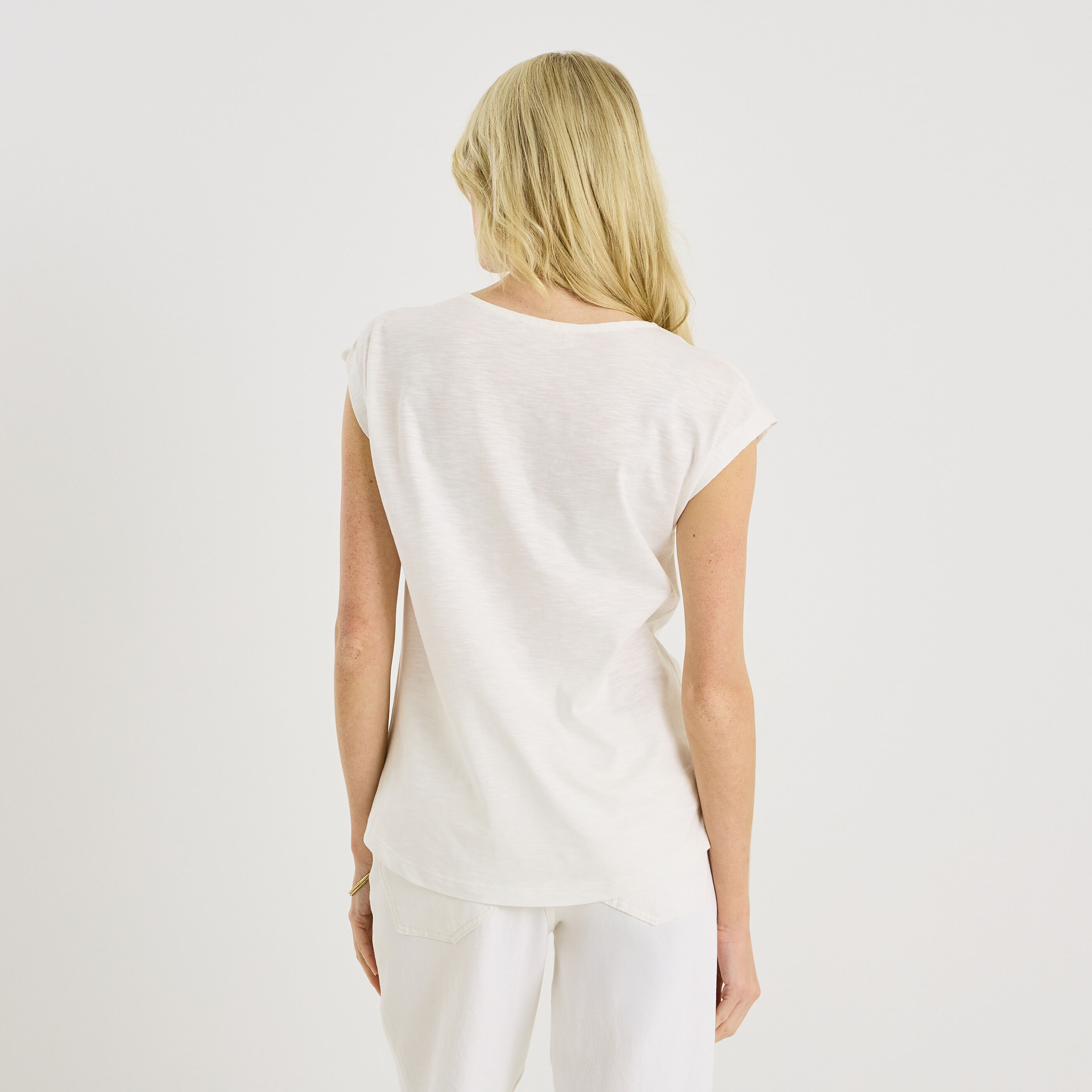 T-shirt col V broderie g&eacute;om&eacute;trique femme