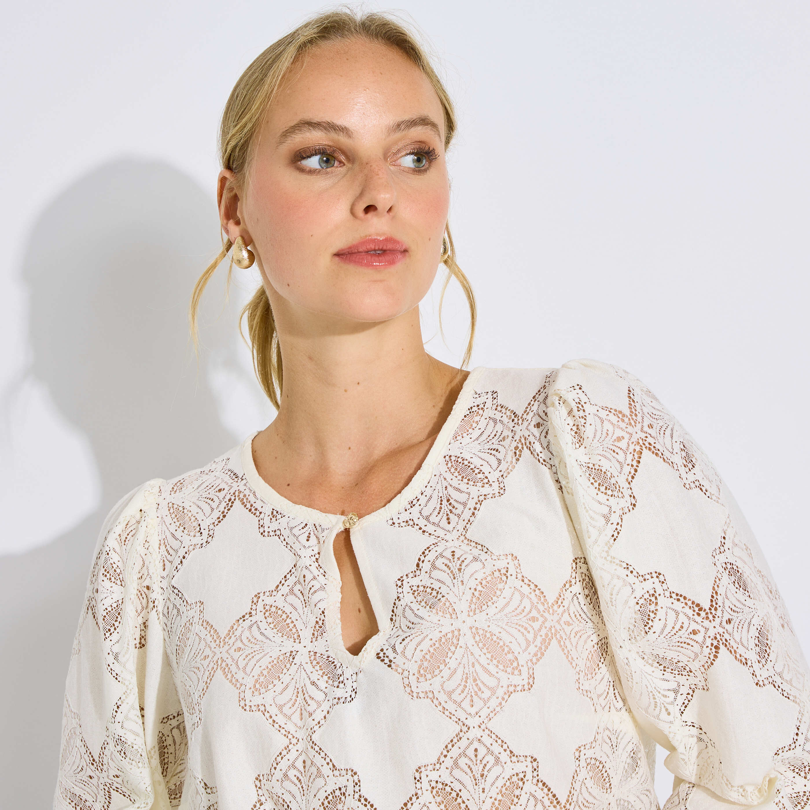 Blouse fluide ajour&eacute;e femme 