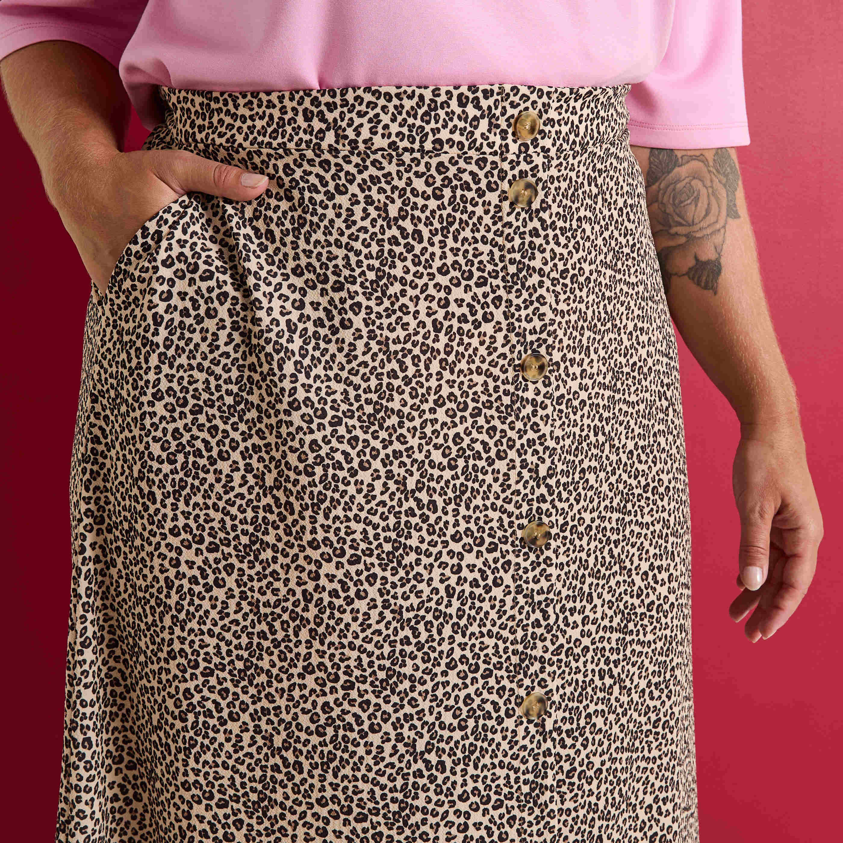 Jupe longue boutonn&eacute;e &agrave; imprim&eacute; l&eacute;opard