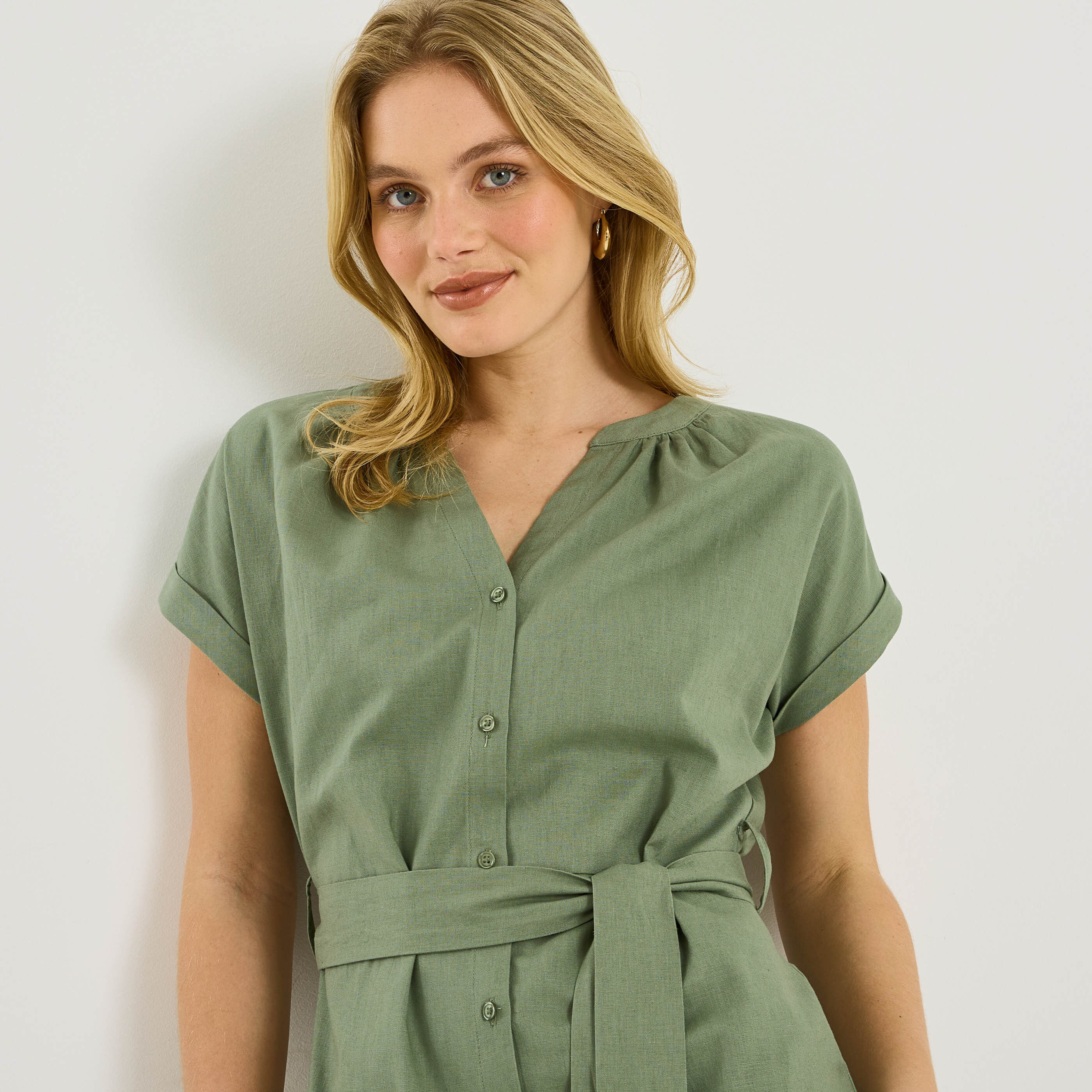 Robe courte unie en lin m&eacute;lang&eacute;