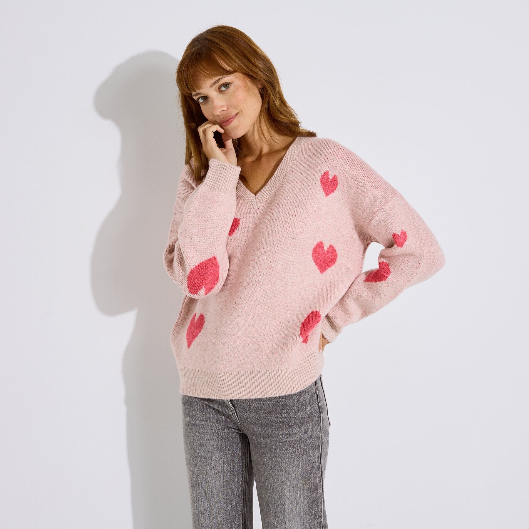 Pull col V &agrave; motif coeurs femme