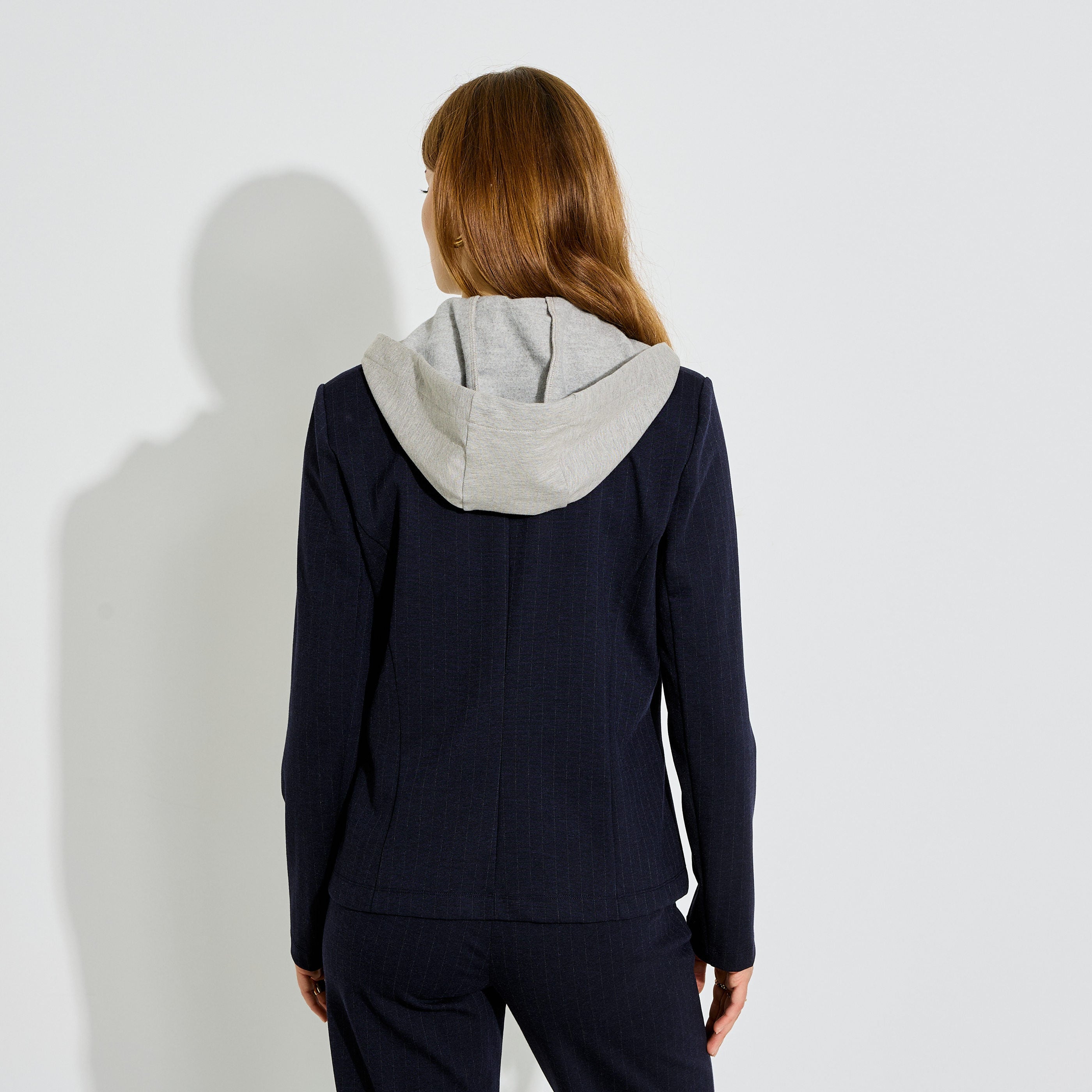 Veste blazer maille ray&eacute; &agrave; capuche femme