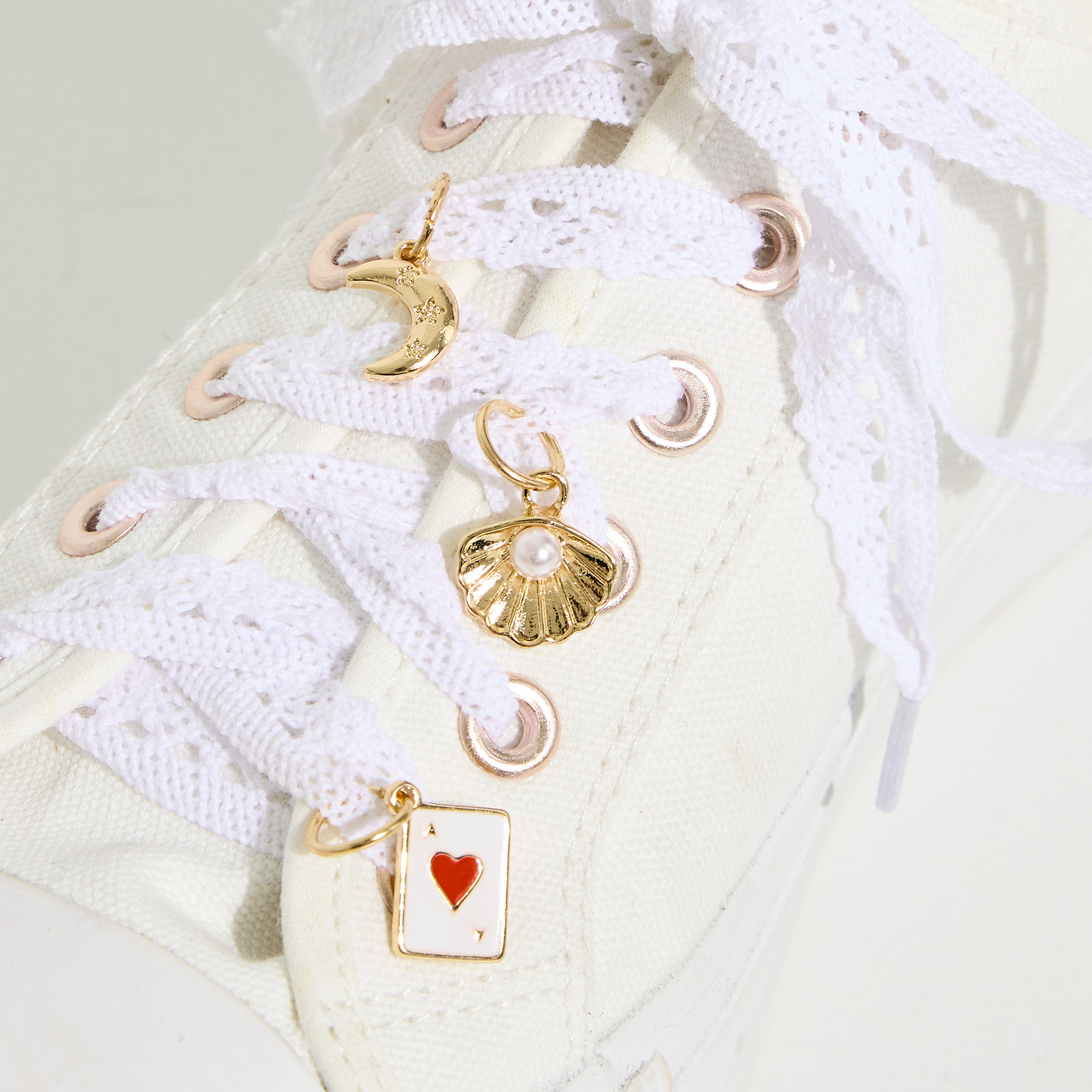 Paire de lacets ajour&eacute;s et charms femme