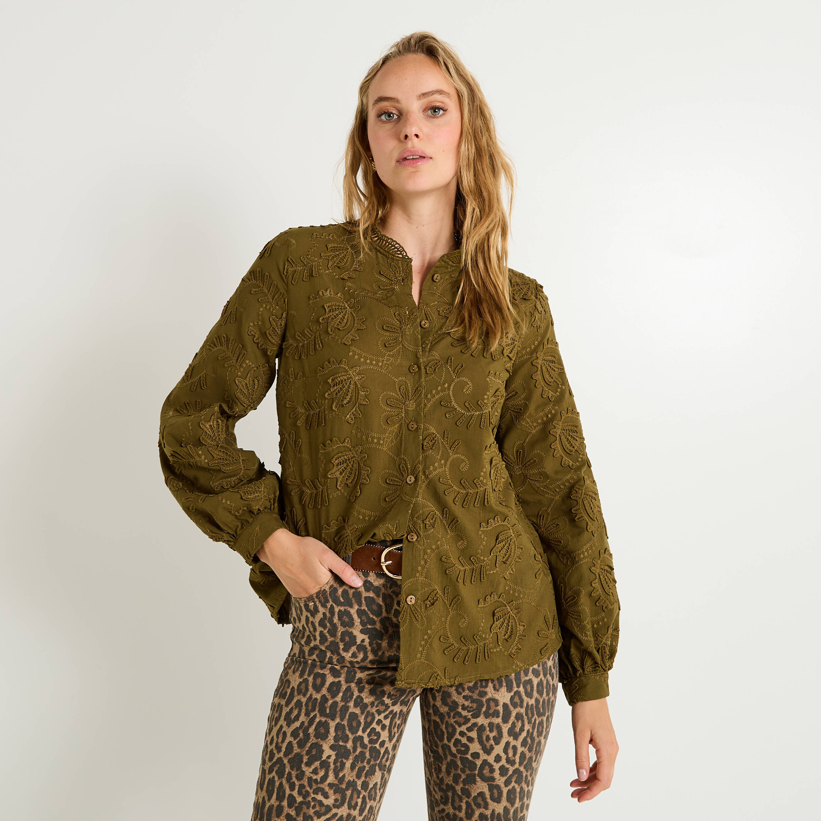 Chemise brod&eacute;e &agrave; col montant femme