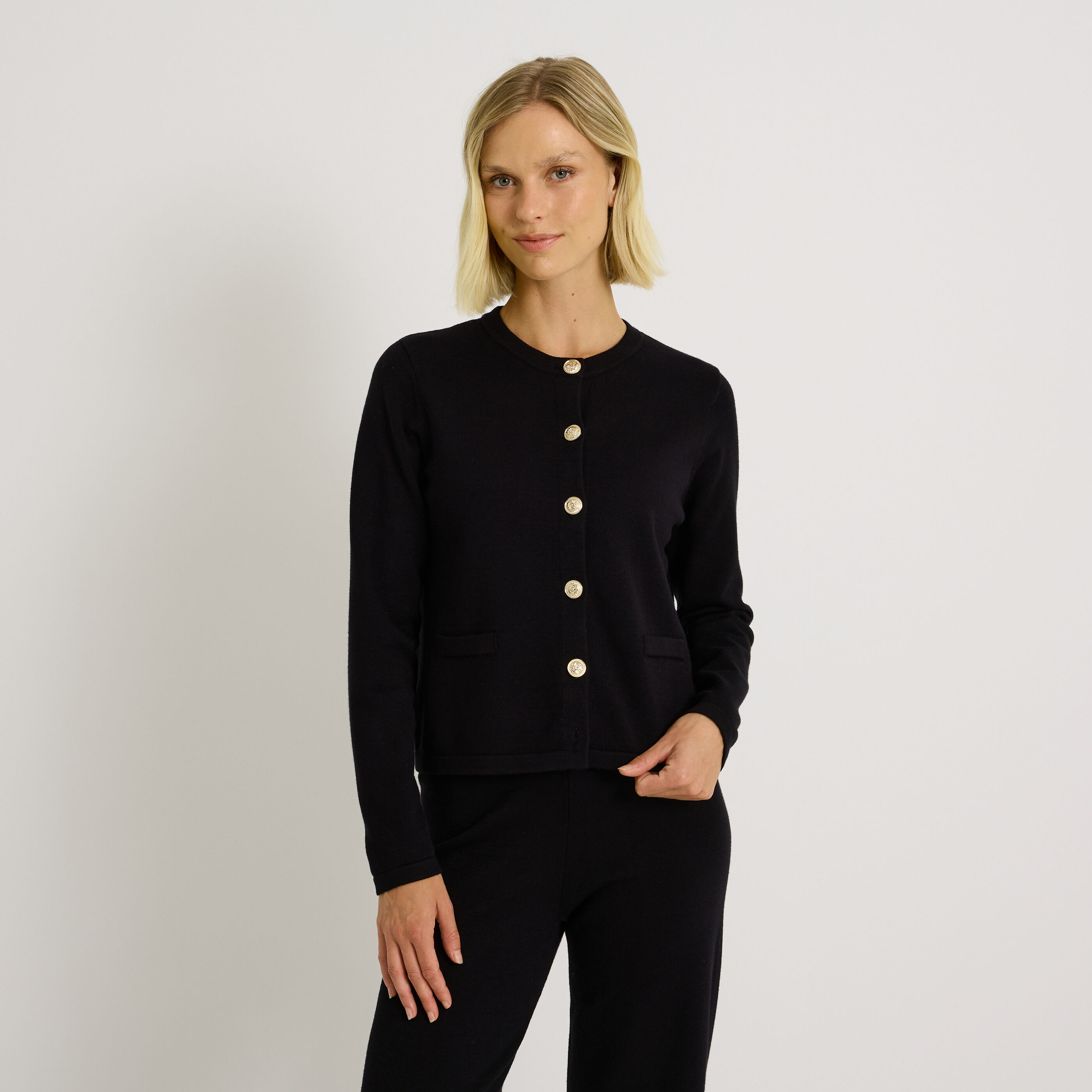 Gilet &agrave; boutons col rond femme