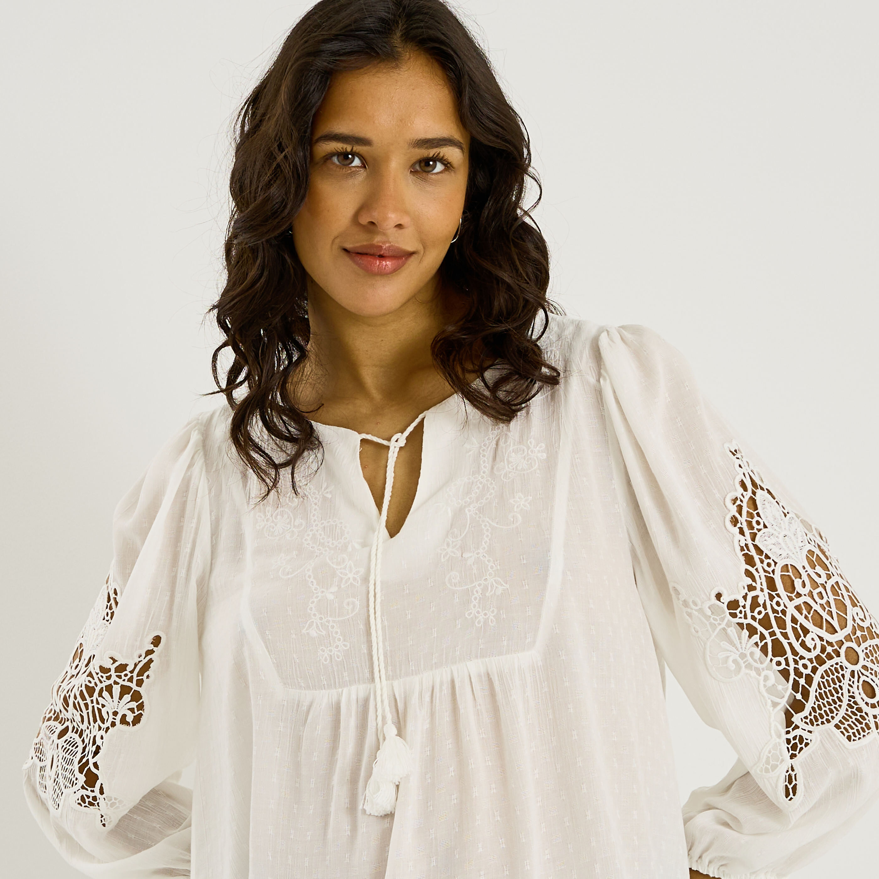 Blouse brod&eacute;e d&eacute;tails ajour&eacute;s femme