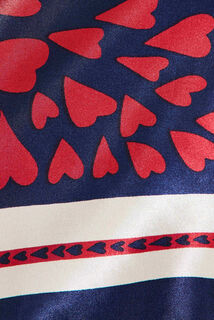 Foulard carré motif cœurs femme