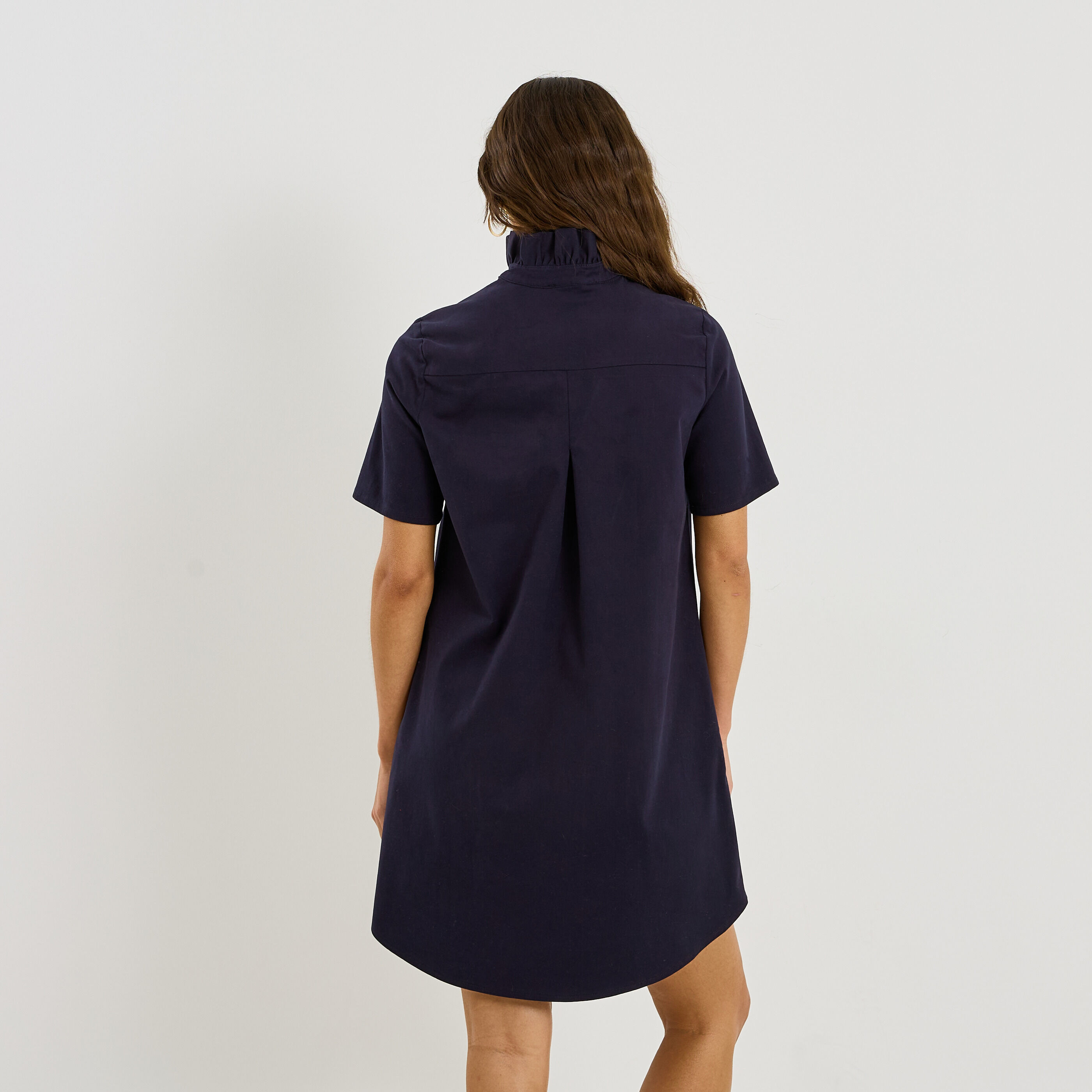 Robe courte col montant volant&eacute;