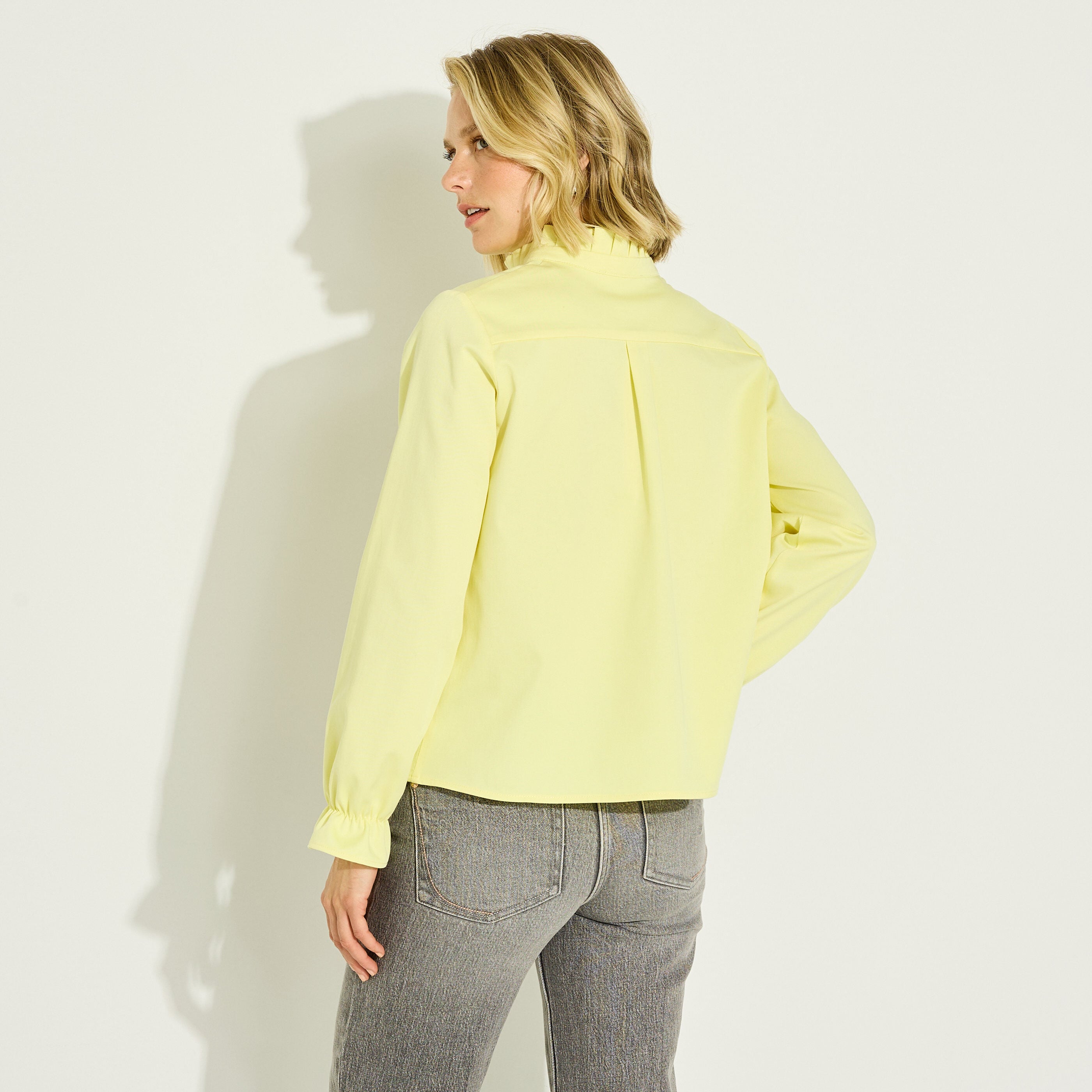 Chemise unie col montant volant&eacute; femme