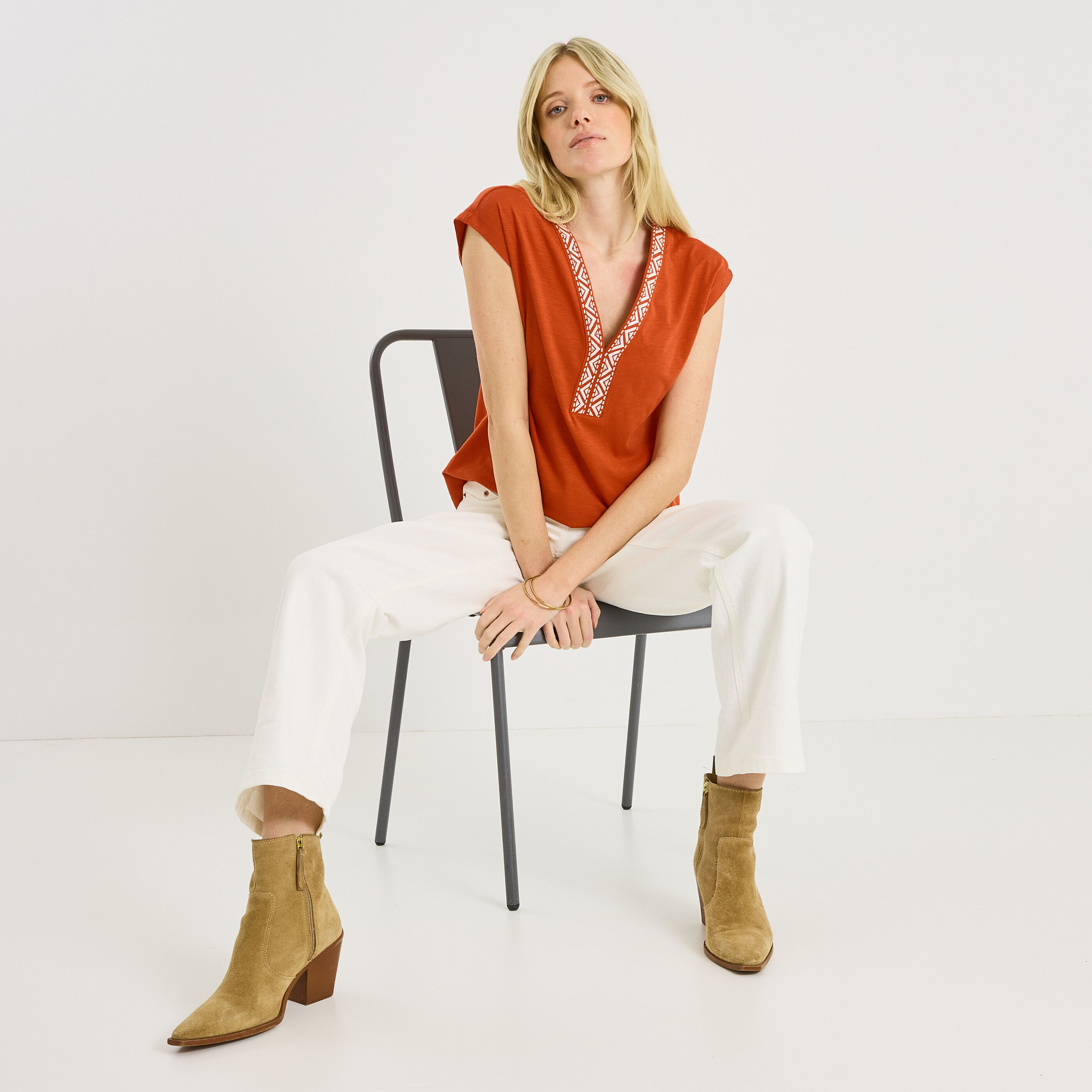 T-shirt col V broderie g&eacute;om&eacute;trique femme