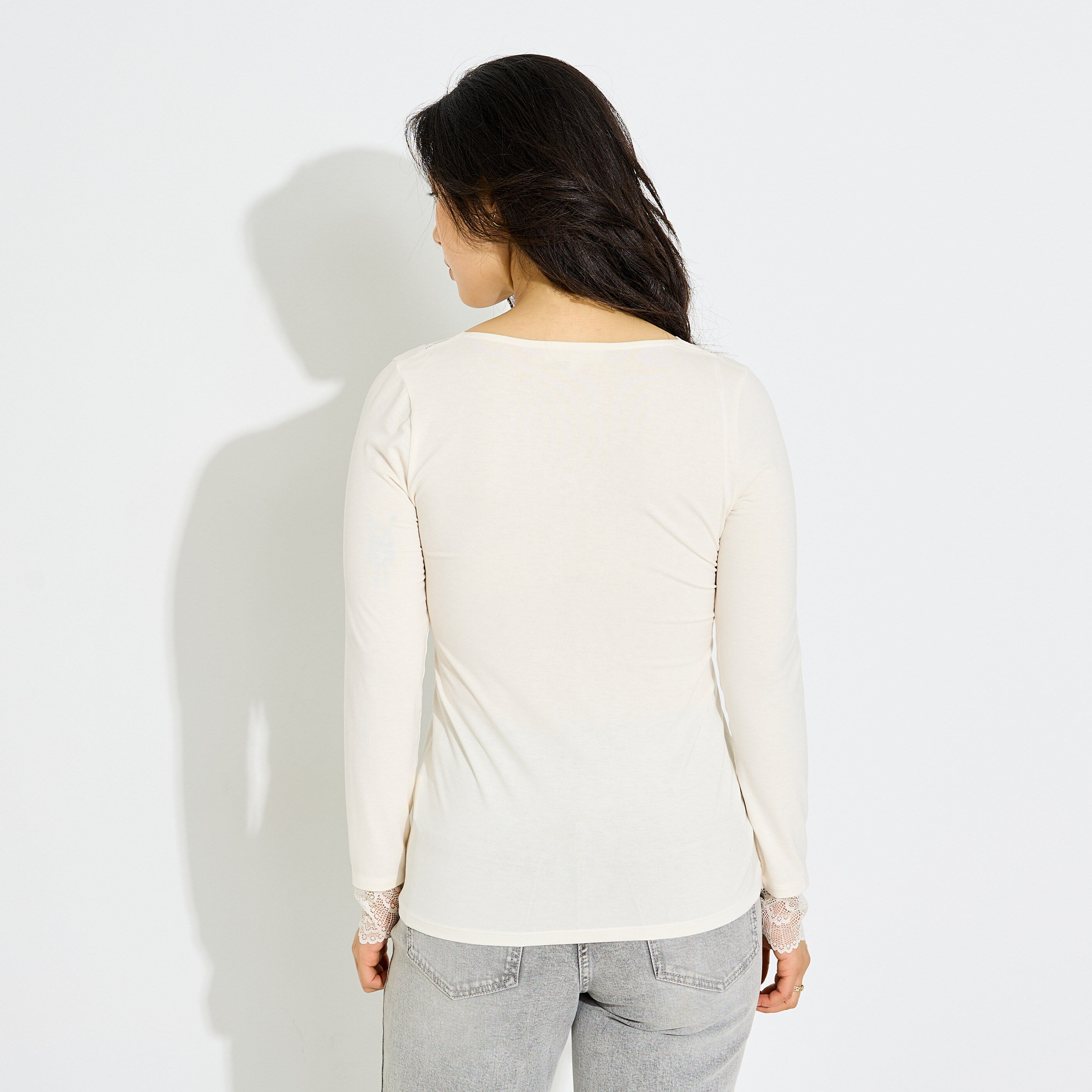 T-shirt col V &agrave; d&eacute;tails ajour&eacute;s femme 