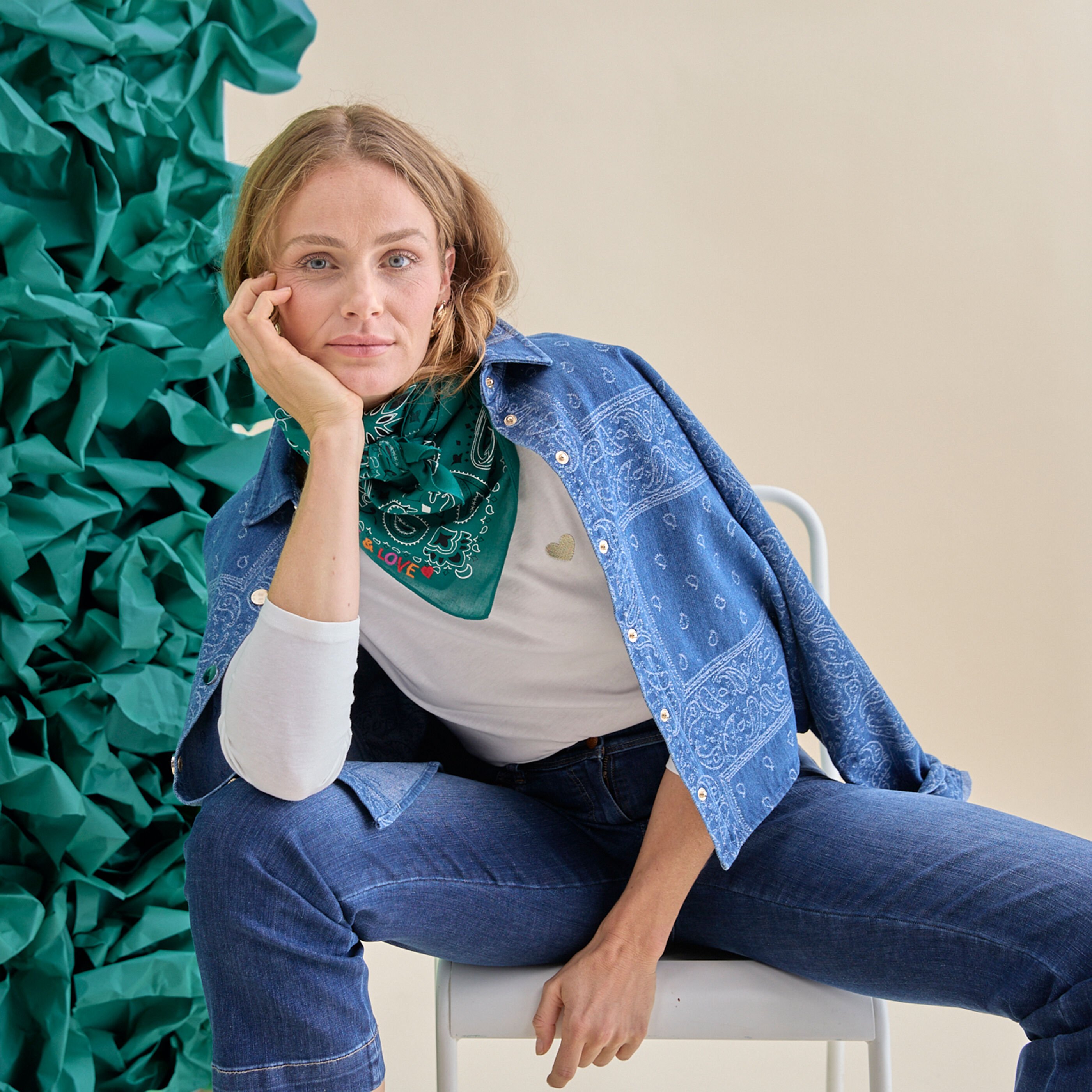 Foulard carr&eacute; motif paisley femme