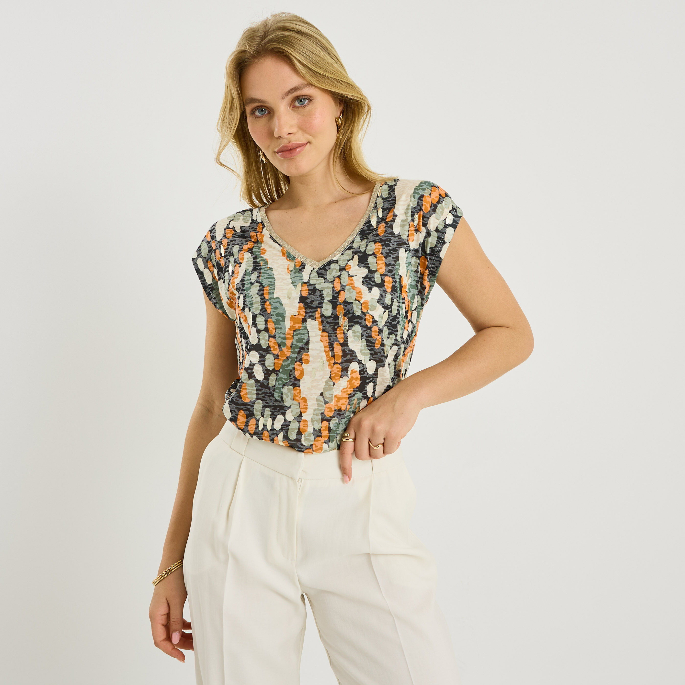 T-shirt col V imprim&eacute; abstrait femme