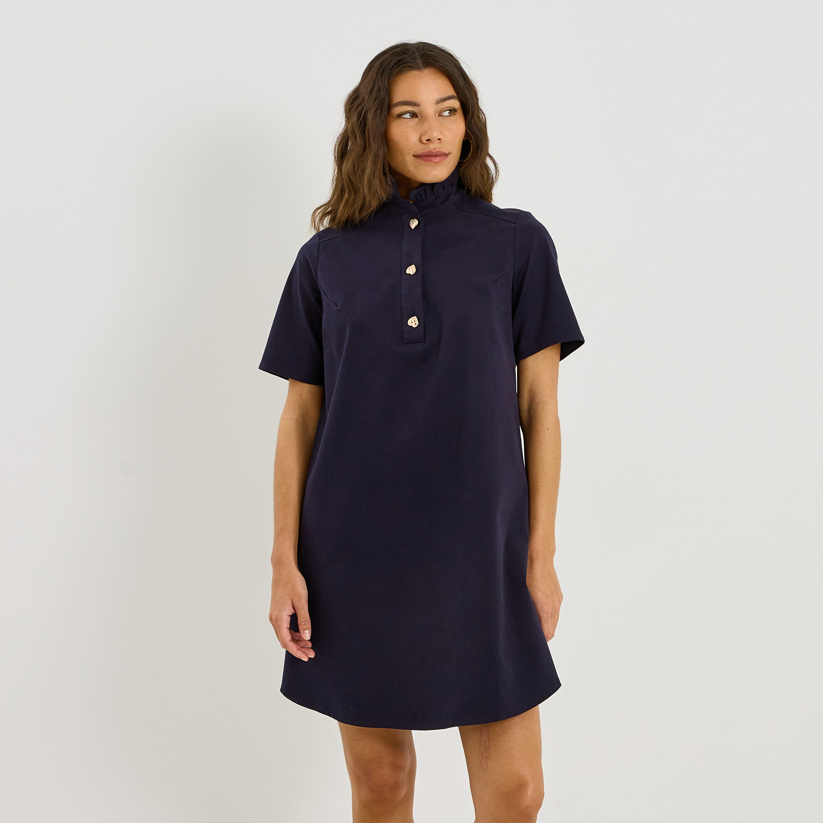 Robe courte col montant volant&eacute;