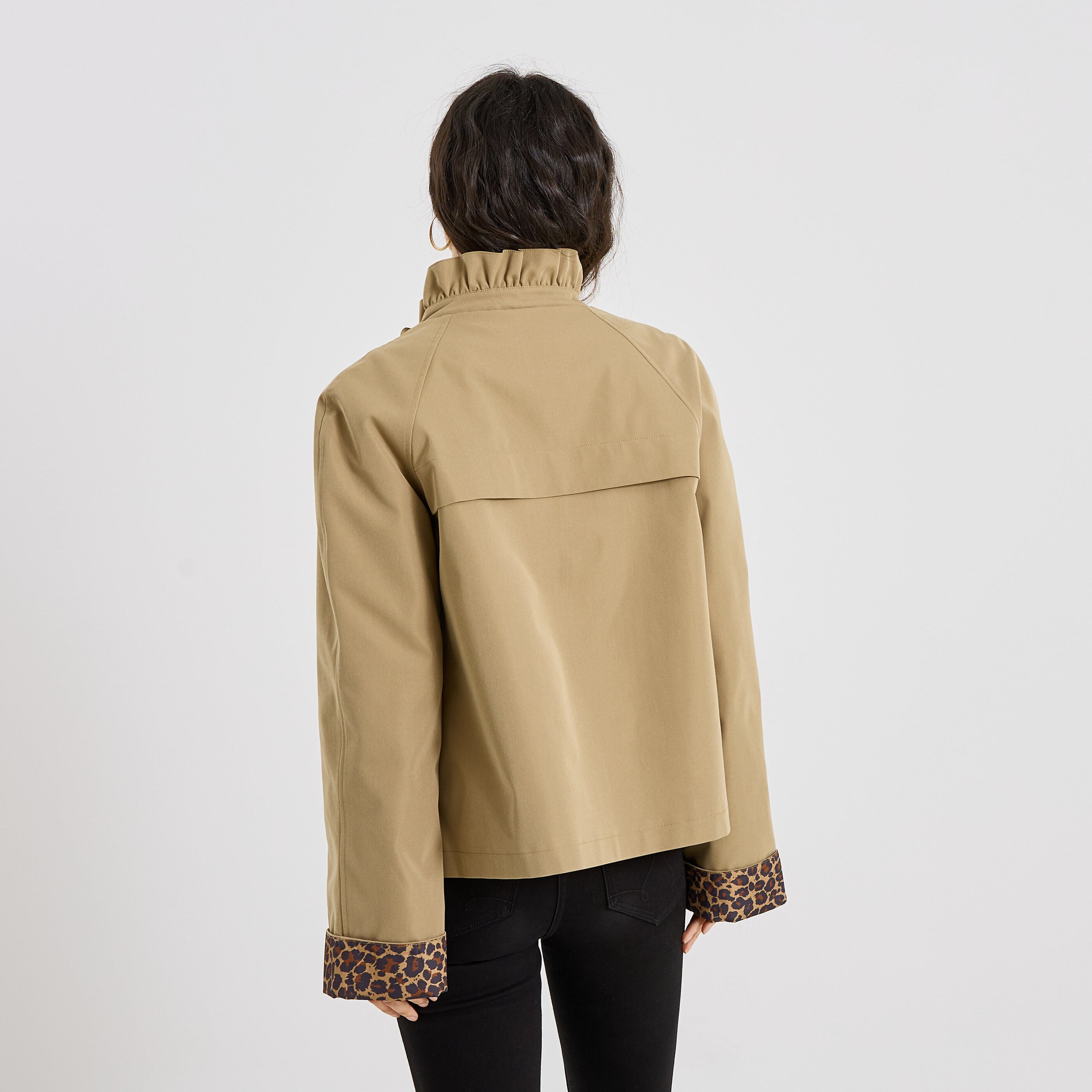 Trench court col montant femme