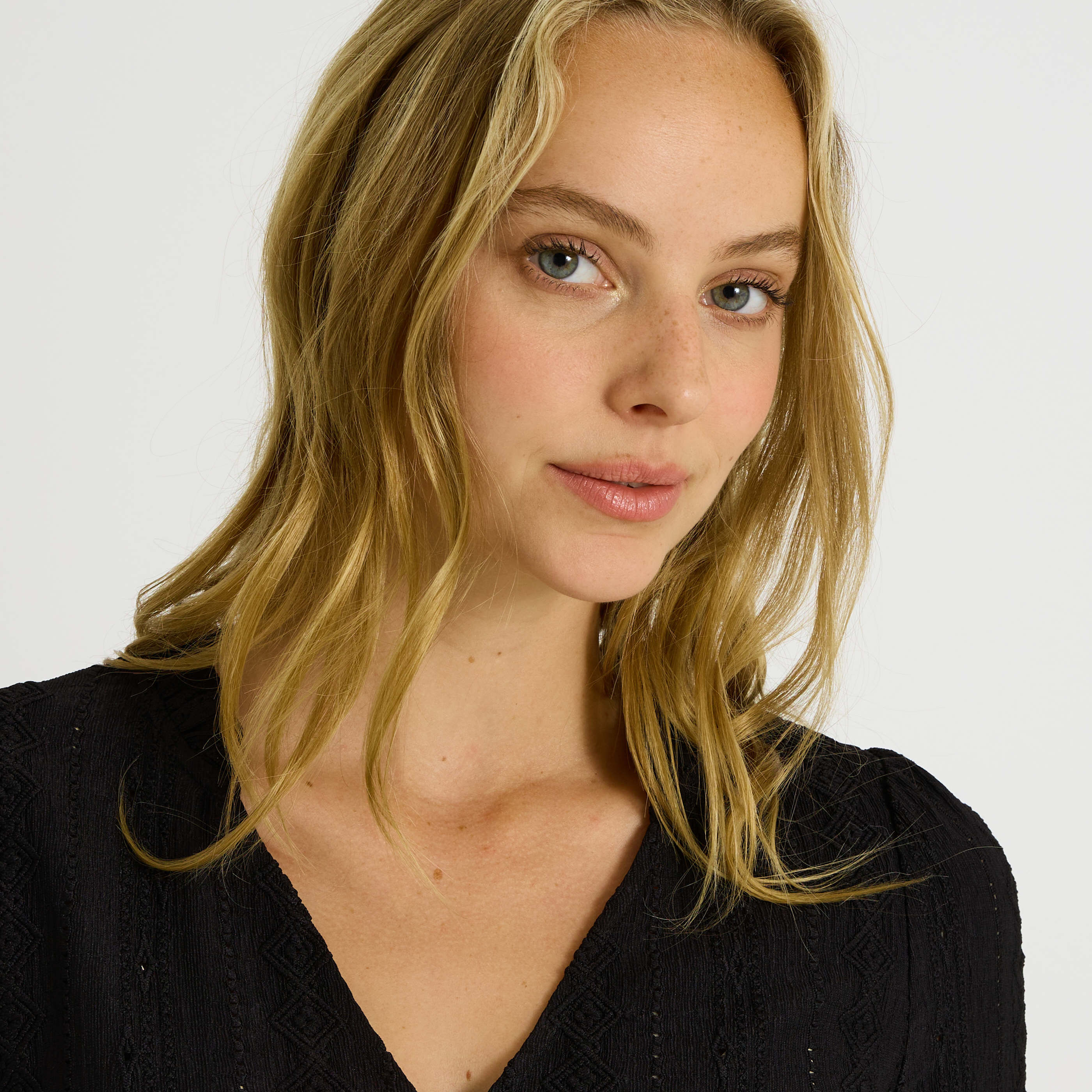 Blouse en maille ajour&eacute;e femme