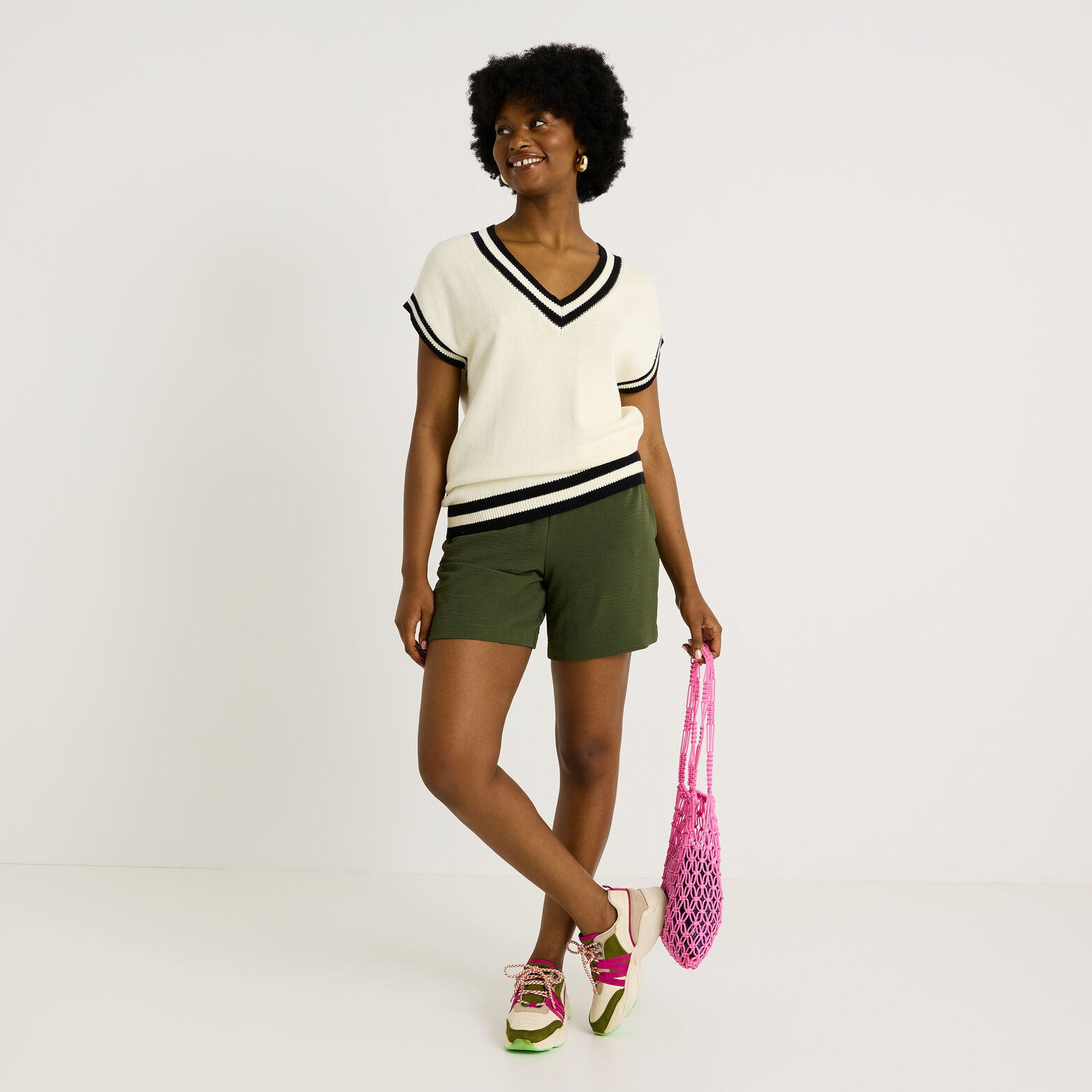 Short taille haute et jambe large, taille élastique. Rayures et poches Short taille haute et jambe large, taille élastique. Rayures et poches