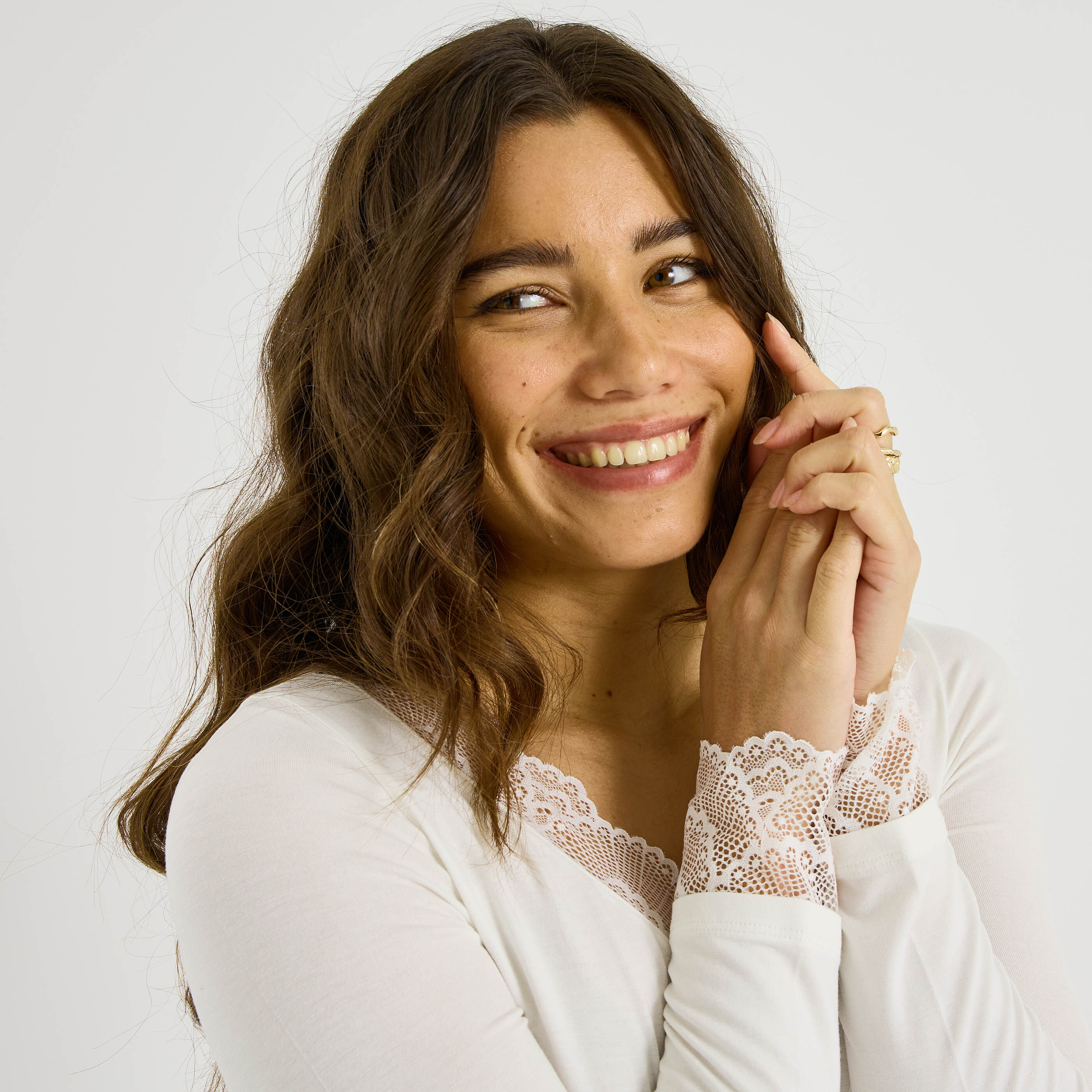 T-shirt col V &agrave; d&eacute;tails ajour&eacute;s femme