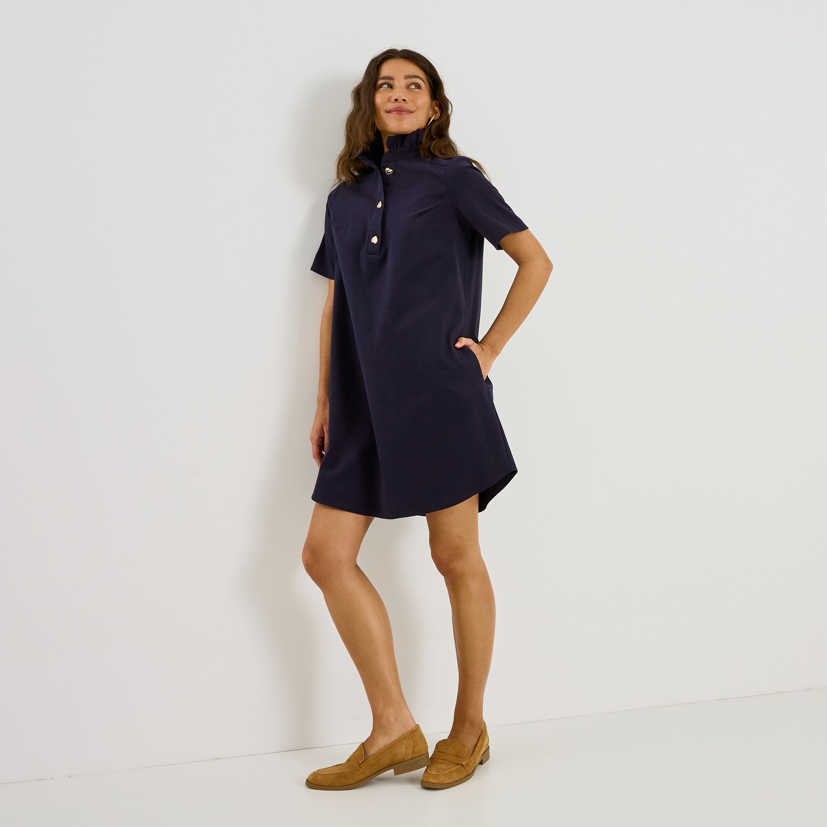 Robe courte col montant volant&eacute;