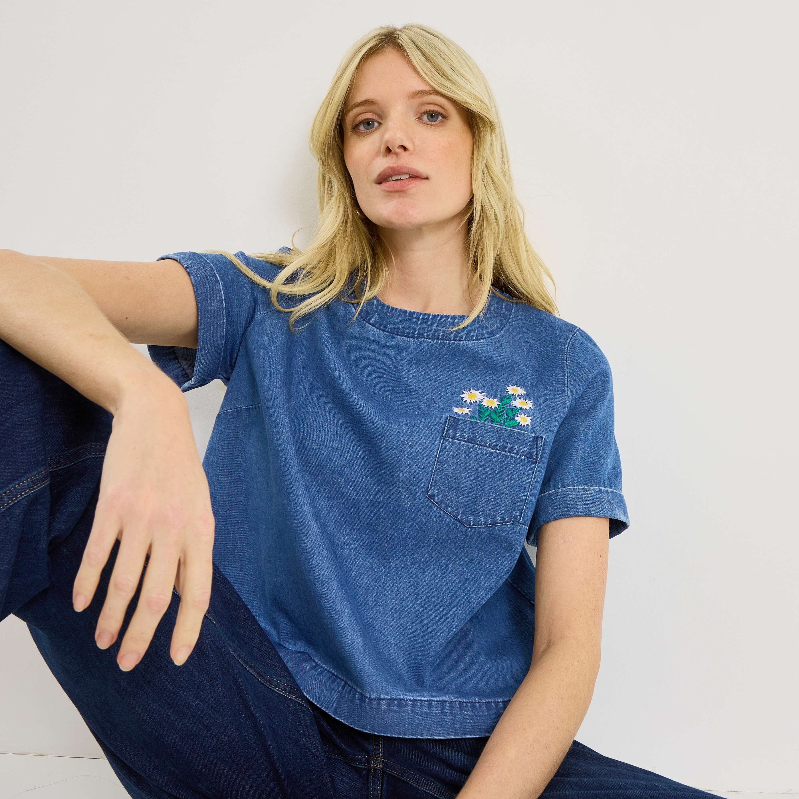 Blouse brod&eacute;e en denim femme