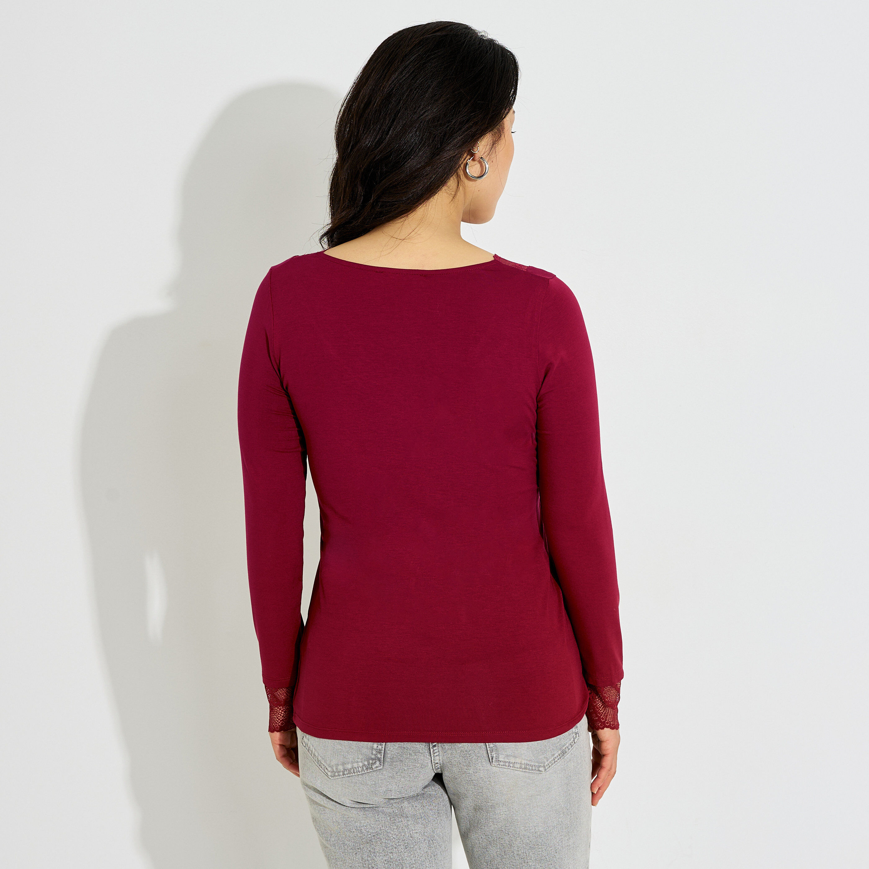 T-shirt col V ajour&eacute; femme