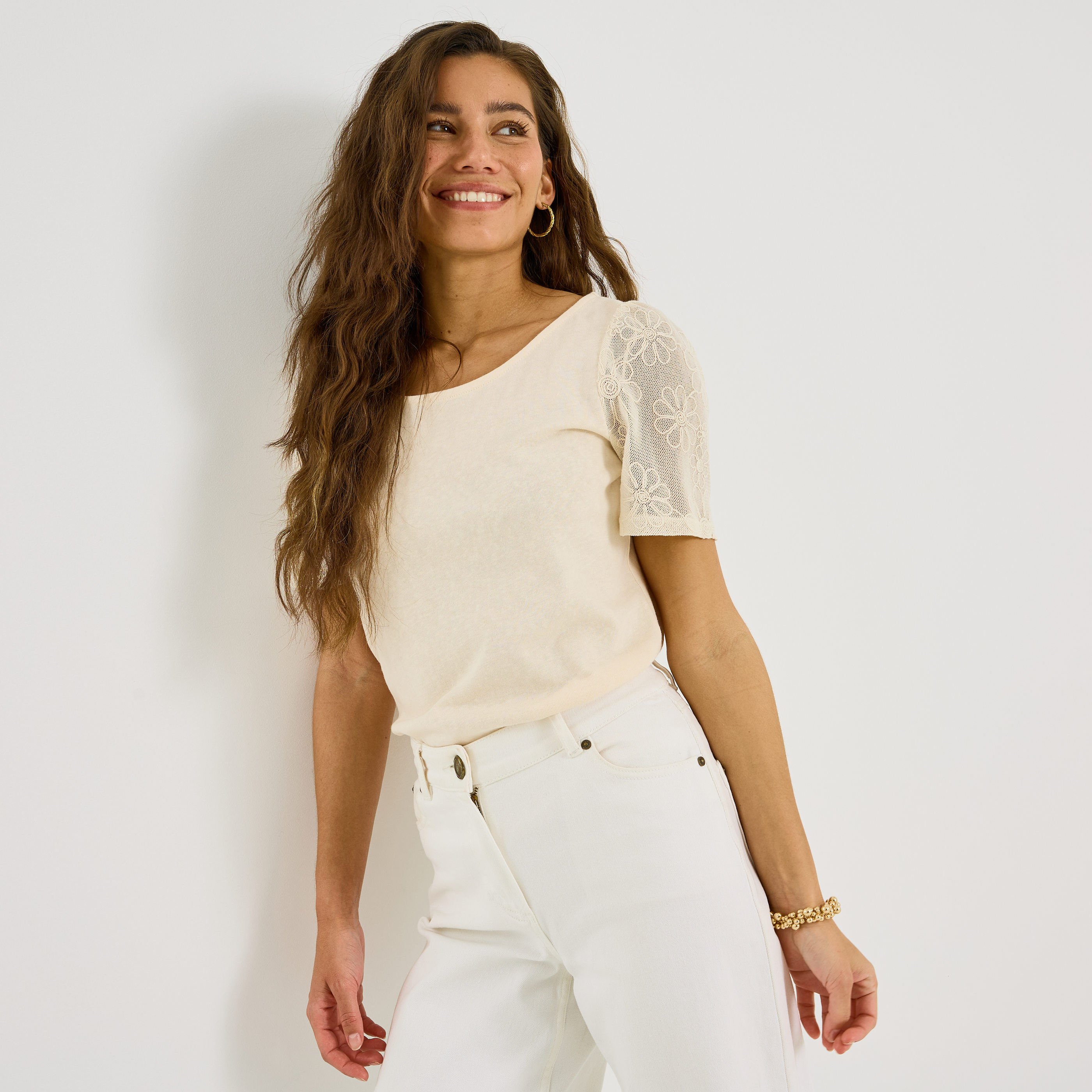 T-shirt manches ajour&eacute;es femme